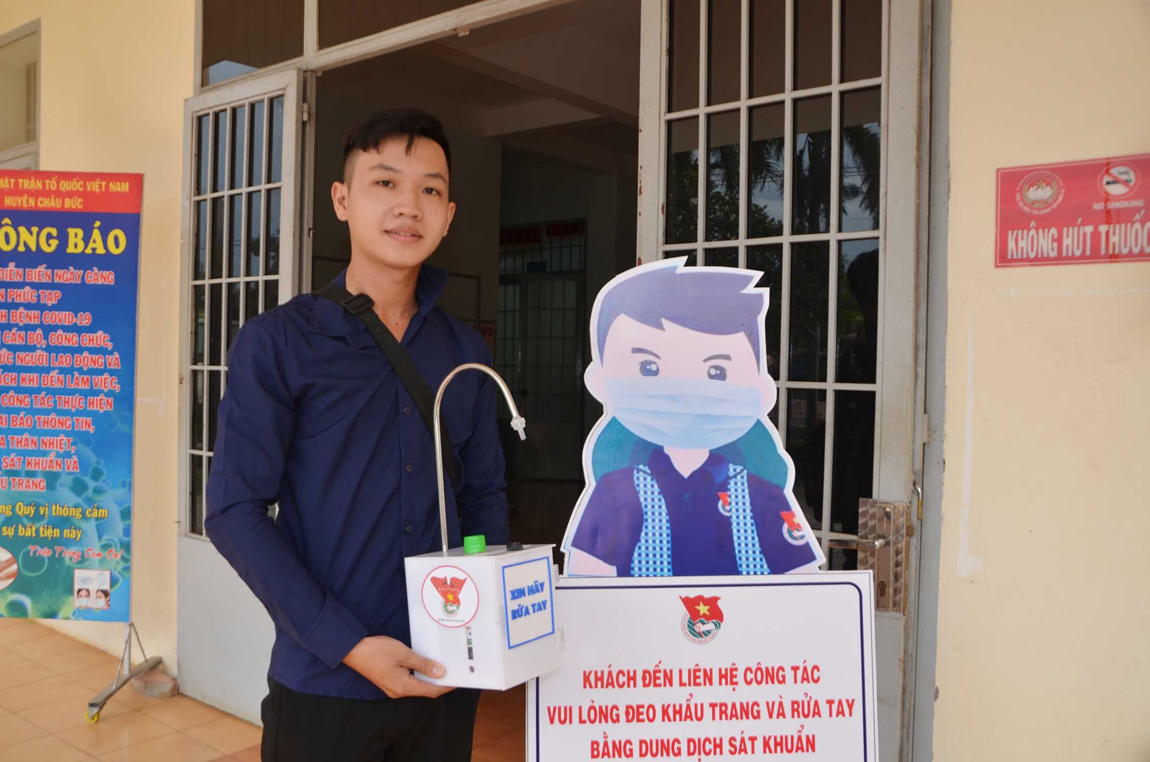 Anh Nguyễn Văn Lâm, tác giả của chiếc máy rửa tay sát khuẩn tự động.
