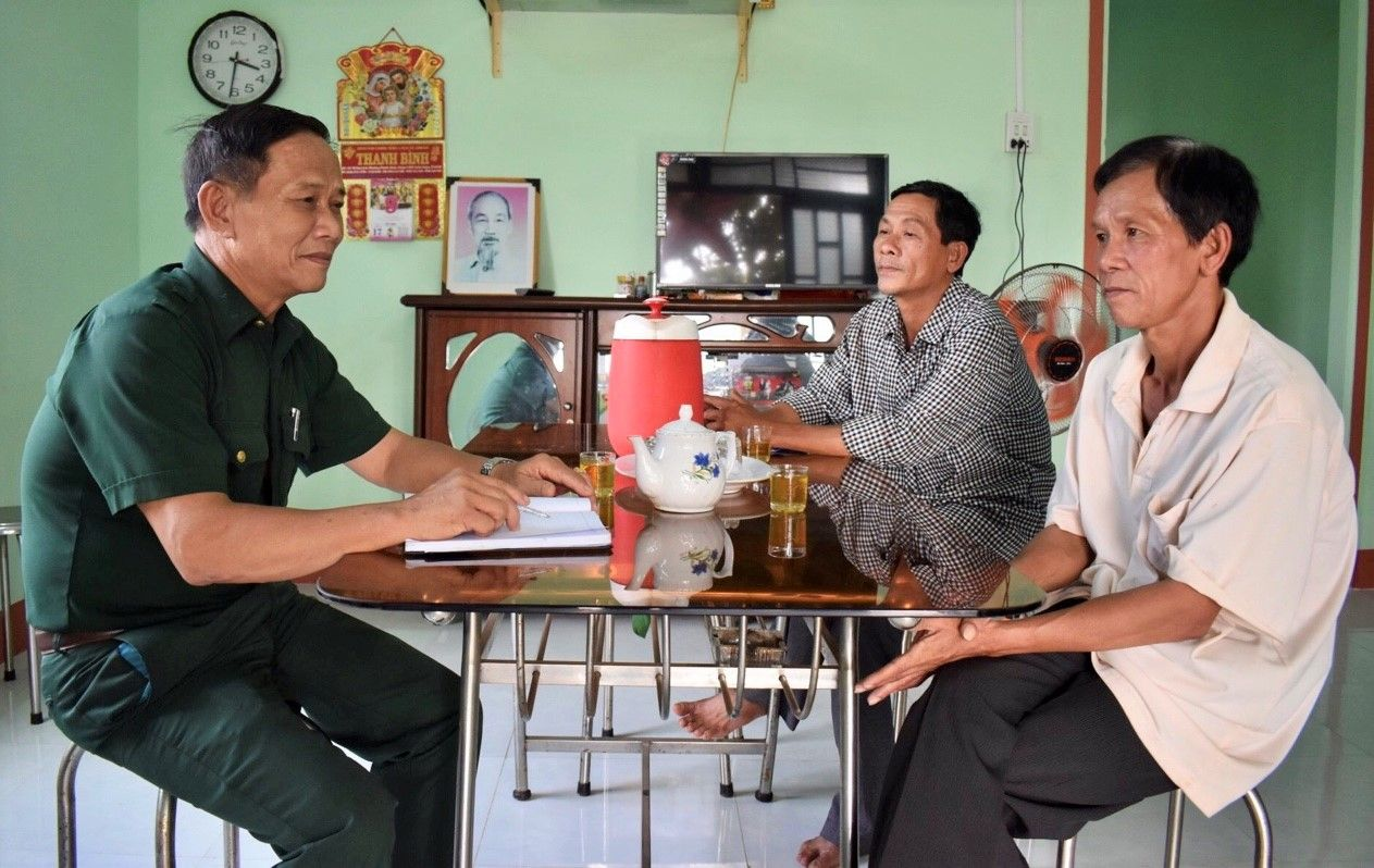 CCB Nguyễn Xuân Toản (bên trái) thăm hỏi, trò chuyện với CCB Trần Thanh Long  trong ngôi nhà “Nghĩa tình cựu chiến binh” được xây tặng.