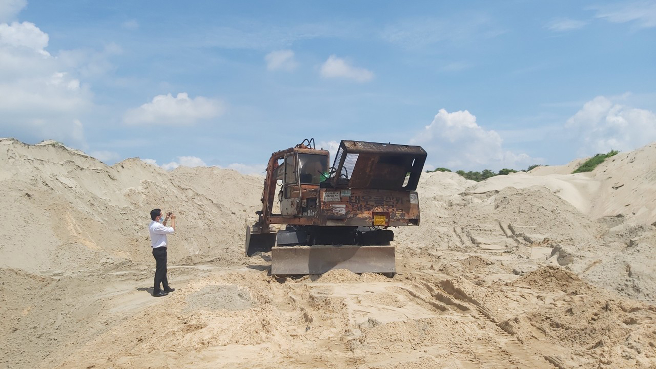 Hiện trường vụ khai thác cát trái phép.
