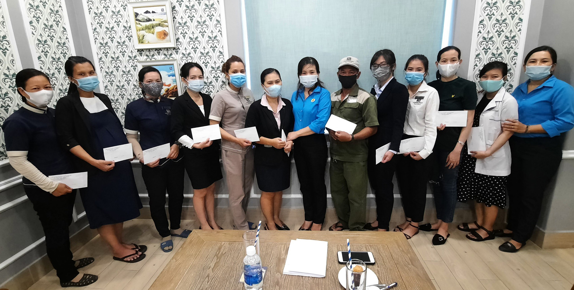 Đại diện LĐLĐ huyện Đất Đỏ trao quà cho NLĐ Công ty TNHH An Kim Thiện.