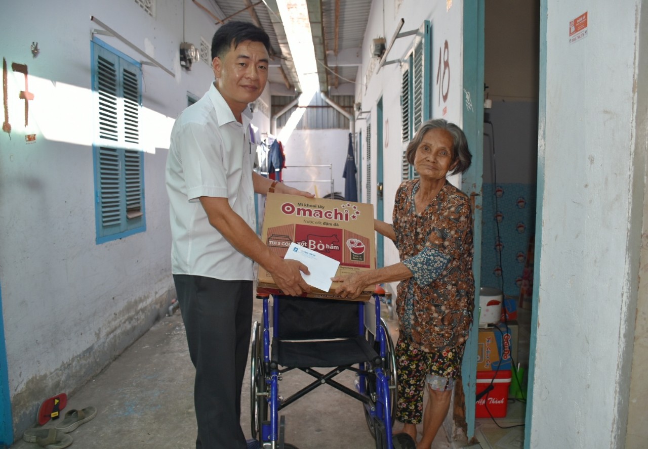 Đại diện Quỹ “Tấm lòng vàng” Báo BR-VT trao quà cho gia đình bà Đỗ Thị Hiếu.