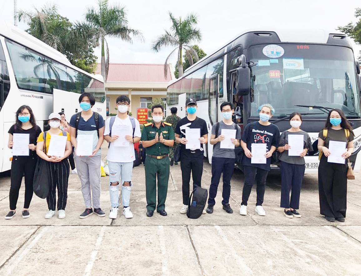 Đại diện Bộ CHQS tỉnh trao giấy chứng nhận hoàn thành cách ly cho công dân.
