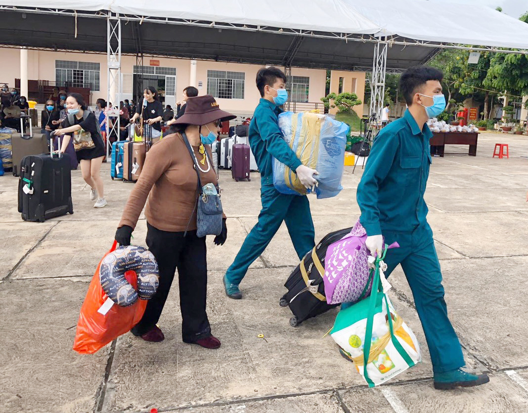 LLVT tỉnh giúp công dân chuyển hành lý lên xe trở về nơi cư trú.