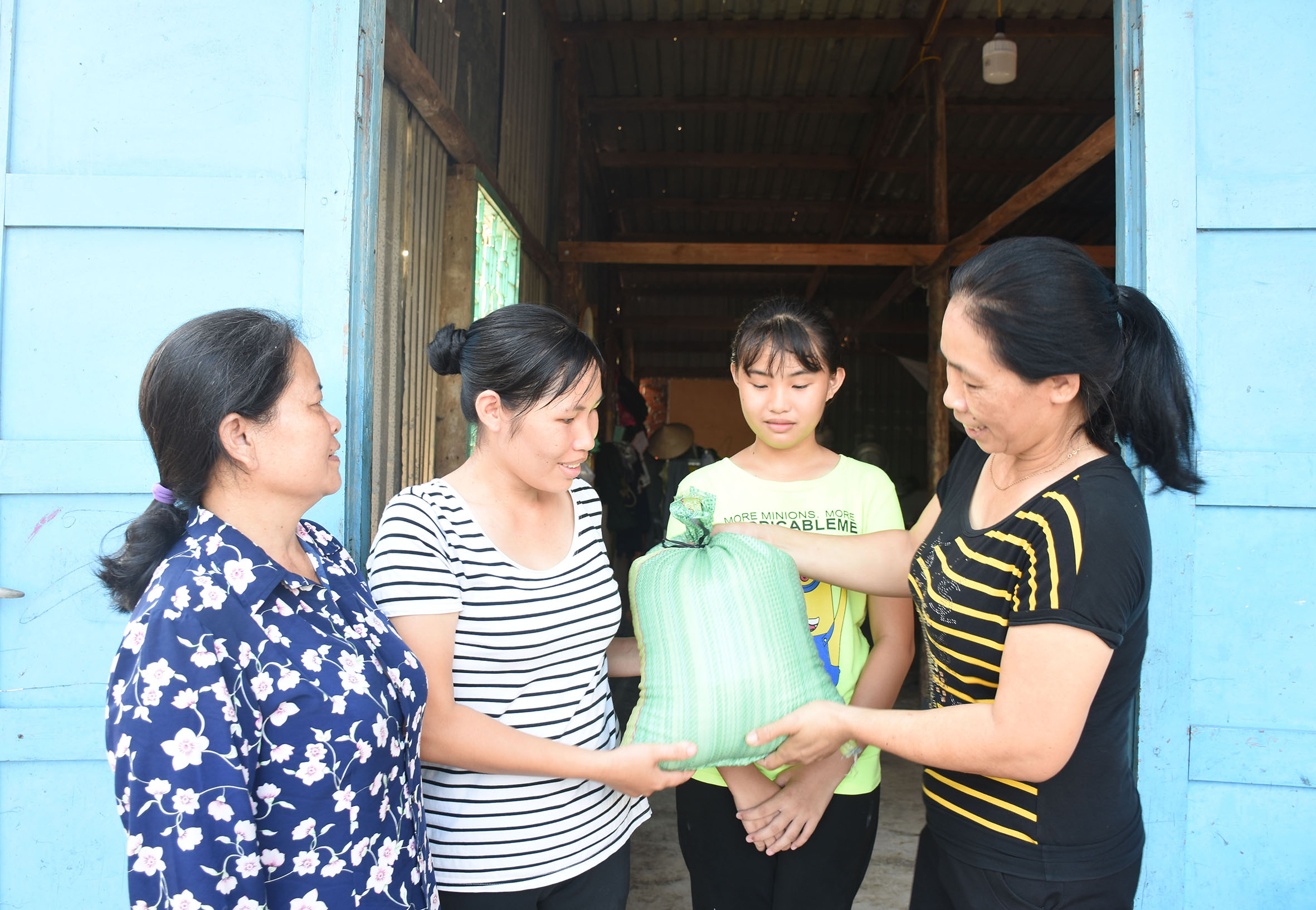 Bà Vũ Thị Hồng, Trưởng Ban Mặt trận KP. Kim Sơn đến thăm, hỗ trợ gạo cho gia đình chị Lâm Thị Ngoan (tổ 8, KP. Kim Sơn).