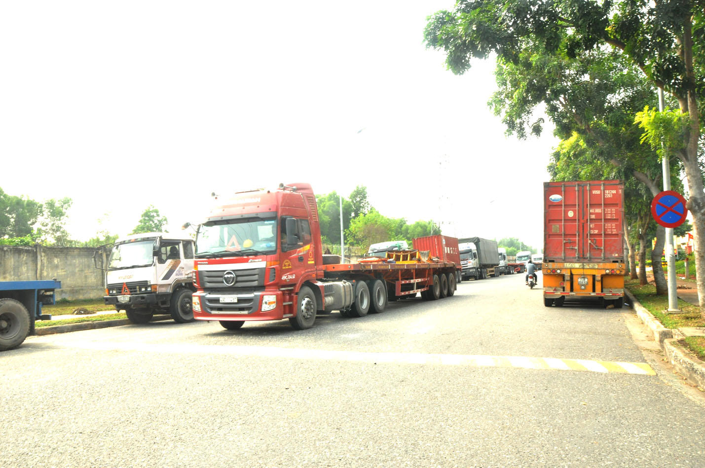 Lái xe vận tải phải có chứng chỉ hành nghề. Ảnh: VĂN ANH