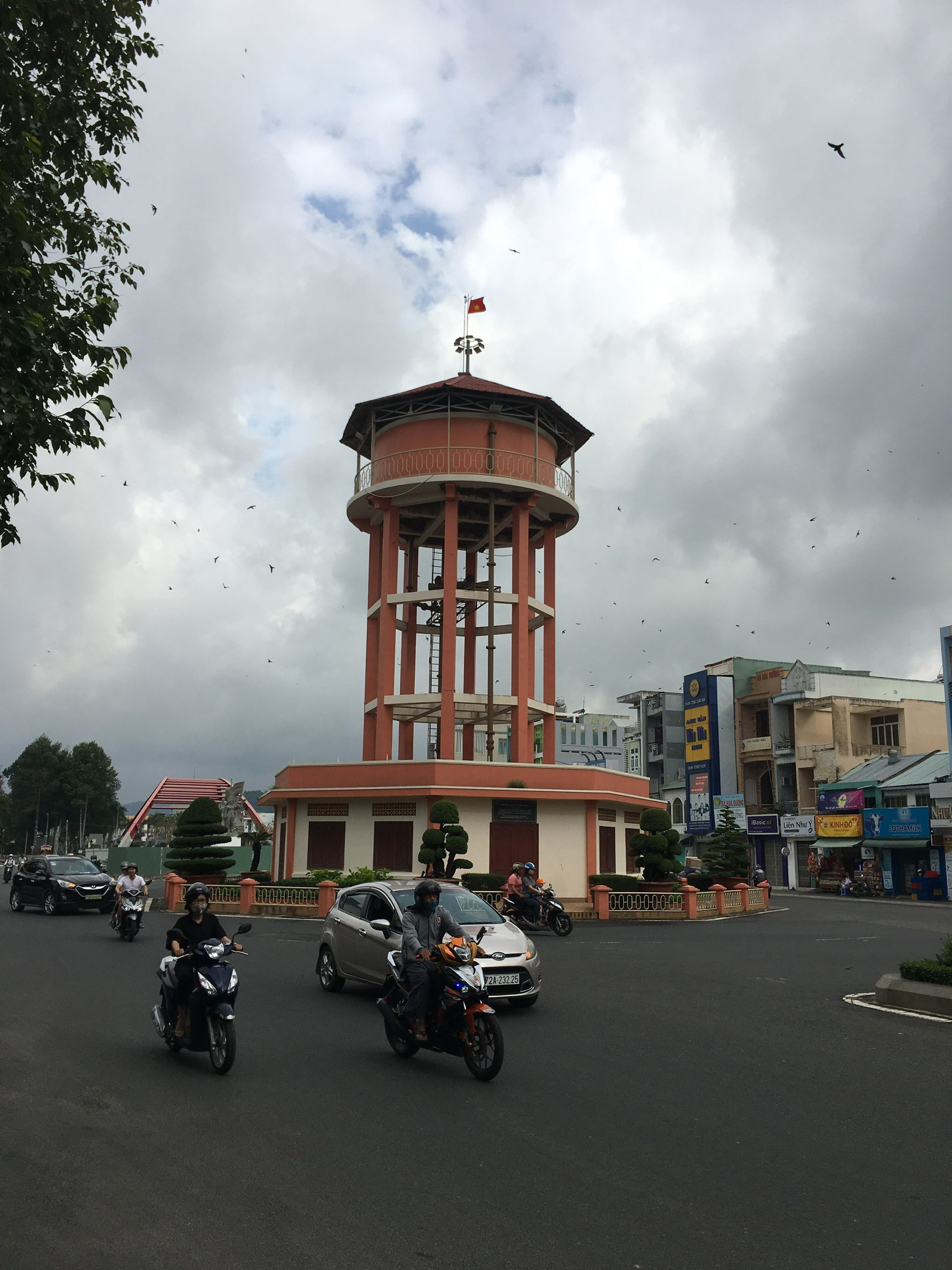 Sáng 25/8/1945, hơn một vạn quần chúng từ khắp các ngả đường kéo về Bà Rịa, giương cao cờ đỏ sao vàng, tập trung mít tinh xung quanh Tháp nước (Nhà Tròn) ở trung tâm Bà Rịa. Ảnh: ĐỨC NGUYÊN