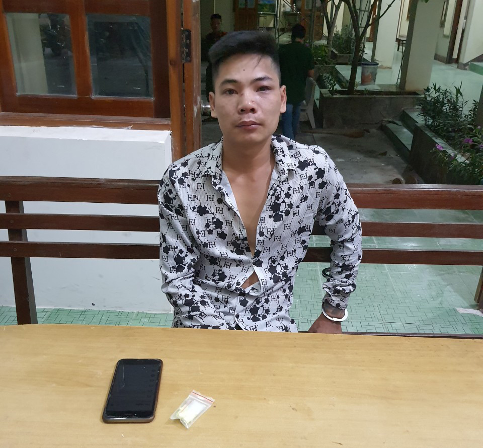 Lê Đình Luyện và tang vật vụ án.
