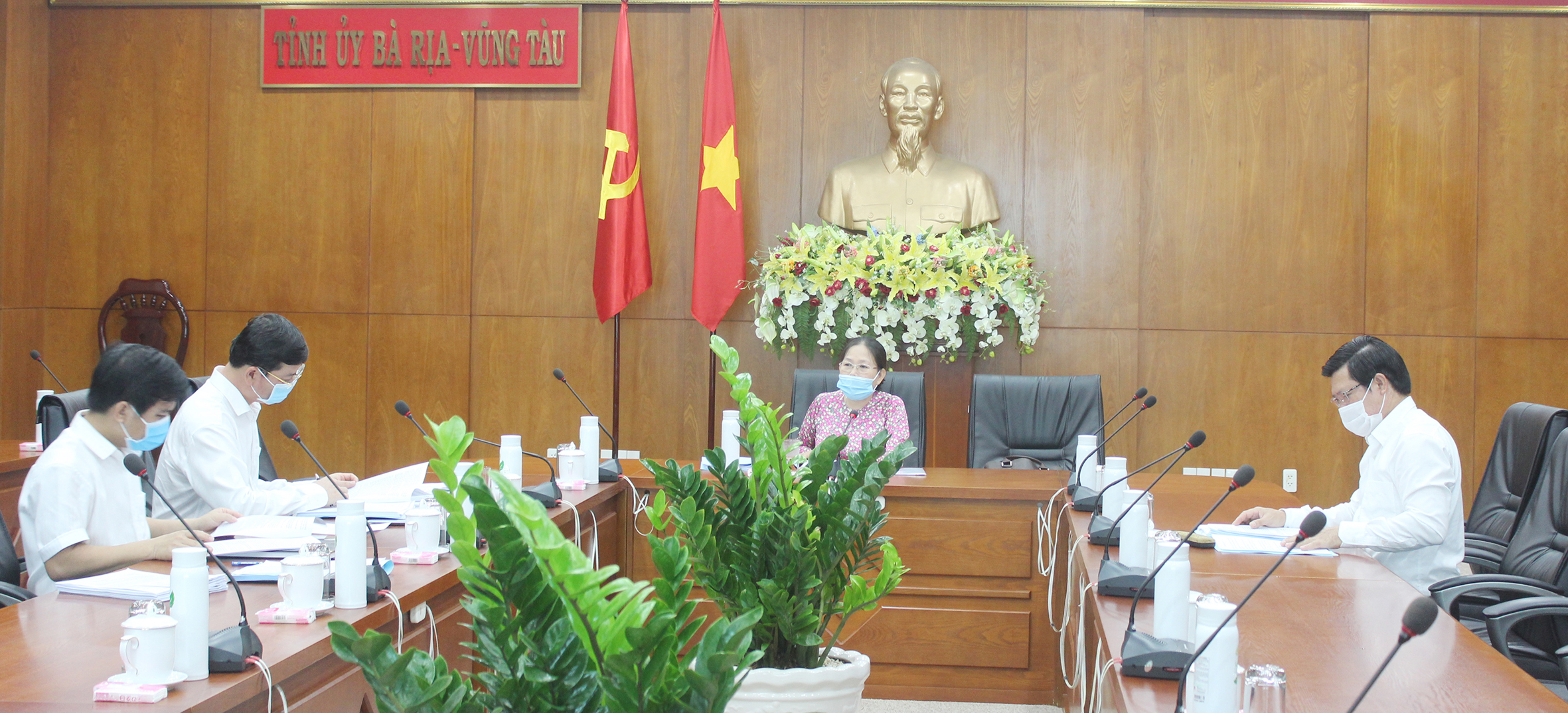 Bà Nguyễn Thị Yến, Phó Bí thư Thường trực Tỉnh ủy, Trưởng Đoàn ĐBQH tỉnh, Tổ trưởng Tổ Biên tập tổng hợp Văn kiện Đại hội Đảng bộ tỉnh lần thứ VII chủ trì buổi làm việc với các thành viên trong tổ. Ảnh: KHÁNH CHI
