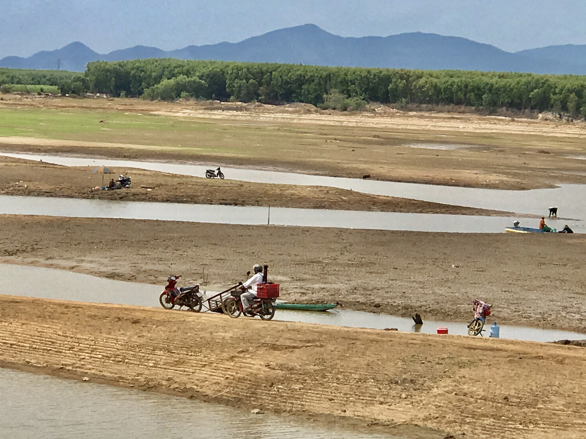 Hồ sông Hỏa trơ đáy, khô hạn vào tháng 5/2020. Ảnh: QUANG VŨ