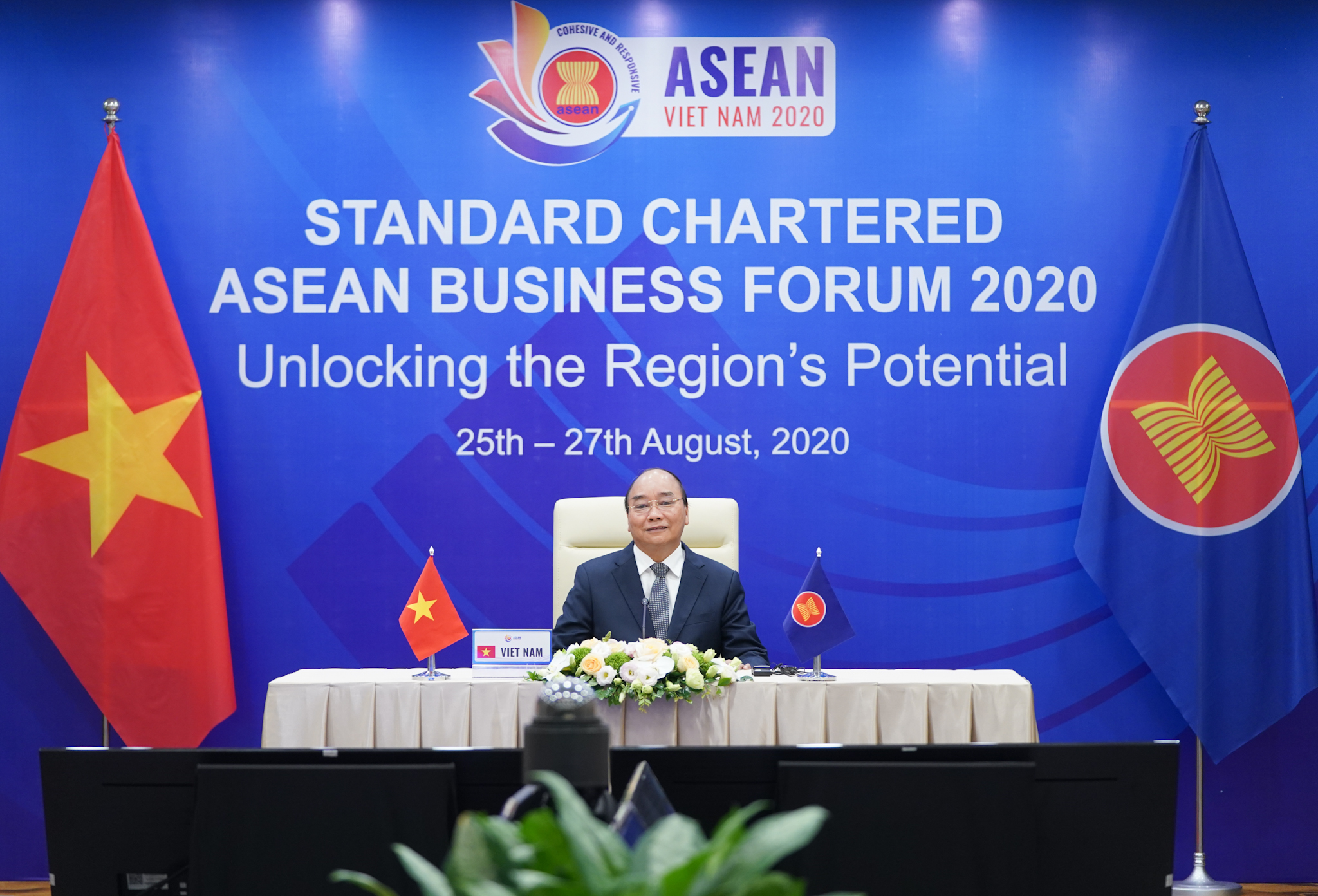 Thủ tướng Nguyễn Xuân Phúc phát biểu khai mạc tại  Diễn đàn Kinh doanh ASEAN 2020. Ảnh: QUANG HIẾU