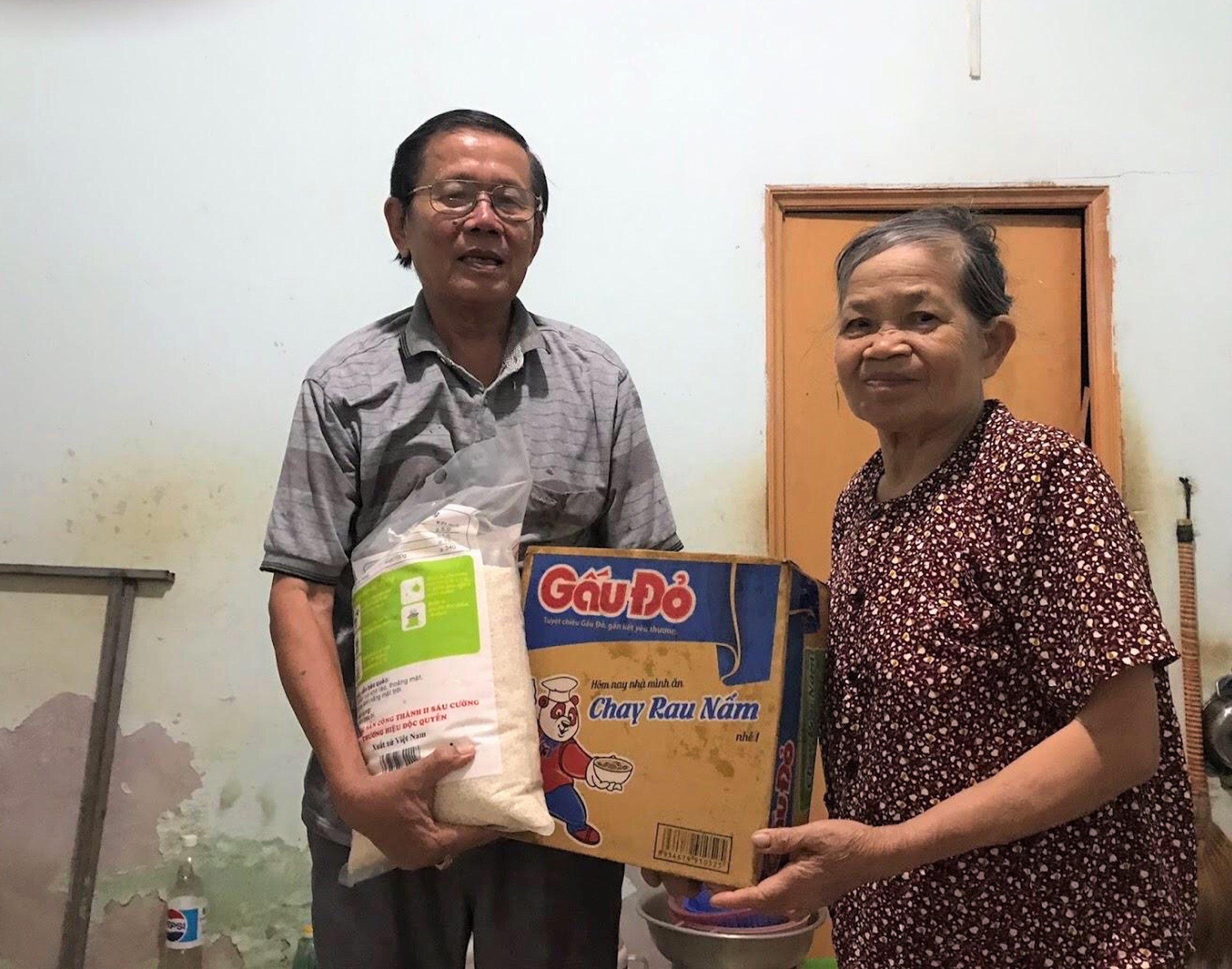 Ông Nguyễn Chơn Lộc thăm hỏi, động viên và tặng quà bà Nguyễn Thị Ngát (80 tuổi), là người già neo đơn trên địa bàn xã.