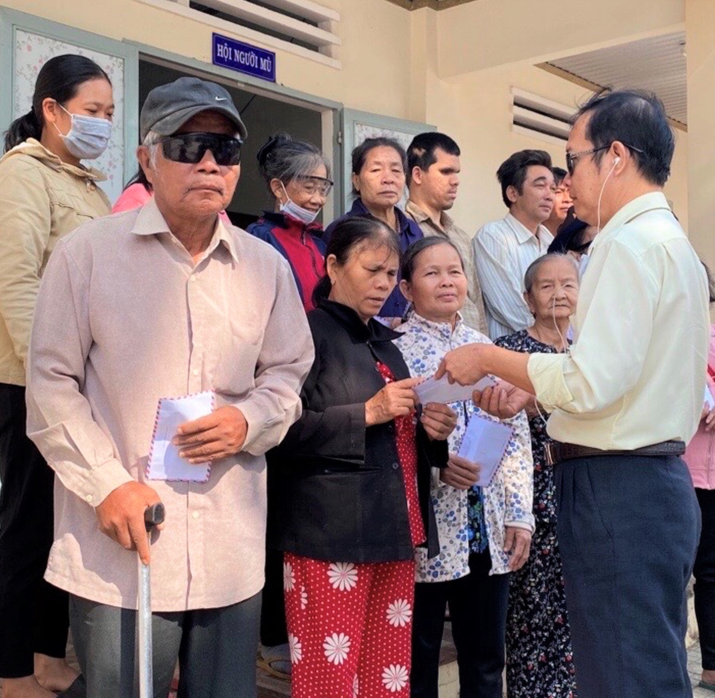 Ông Nguyễn Quang Minh, Ủy viên Ban Thường vụ HNM tỉnh trao quà cho hội viên HNM huyện Đất Đỏ.
