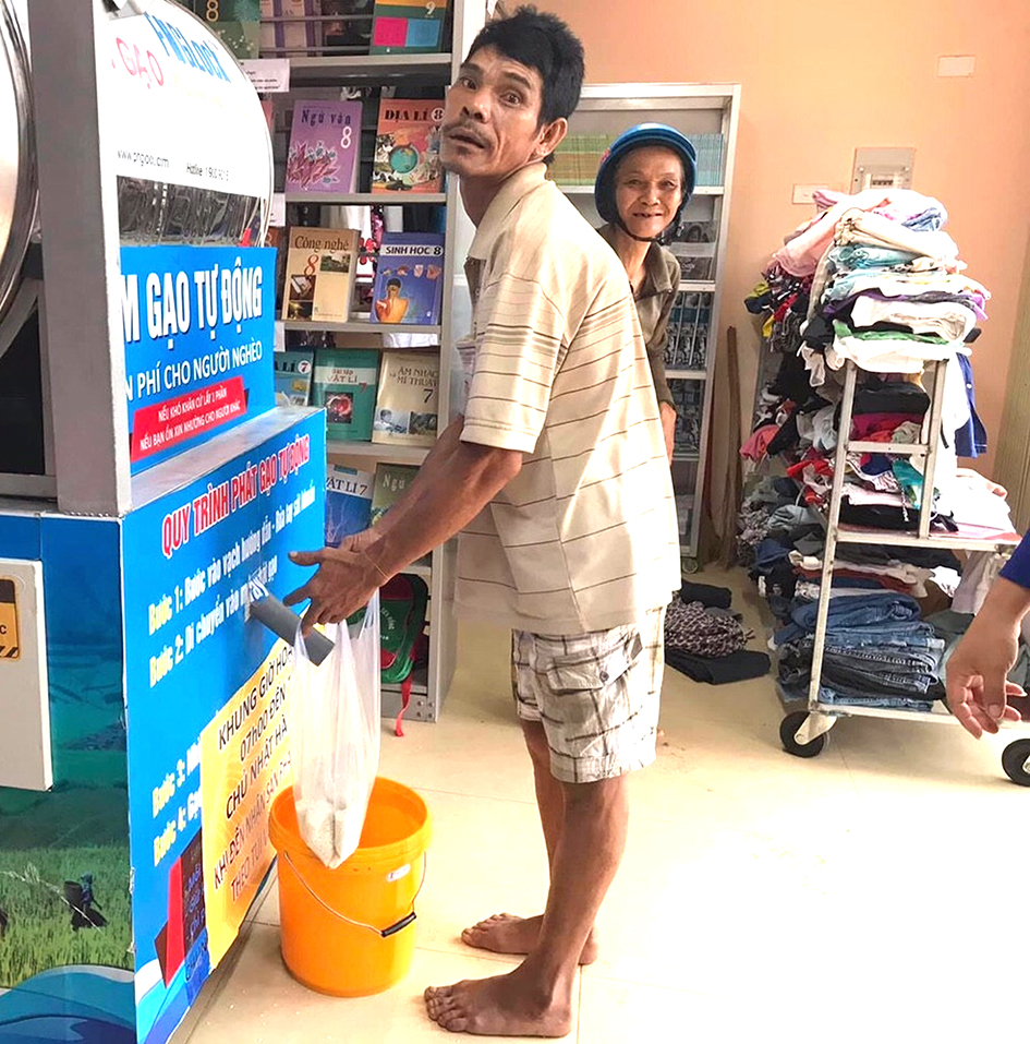 Người dân tới nhận gạo miễn phí tại  “Cửa hàng 0 đồng” do Huyện Đoàn Châu Đức triển khai thực hiện.