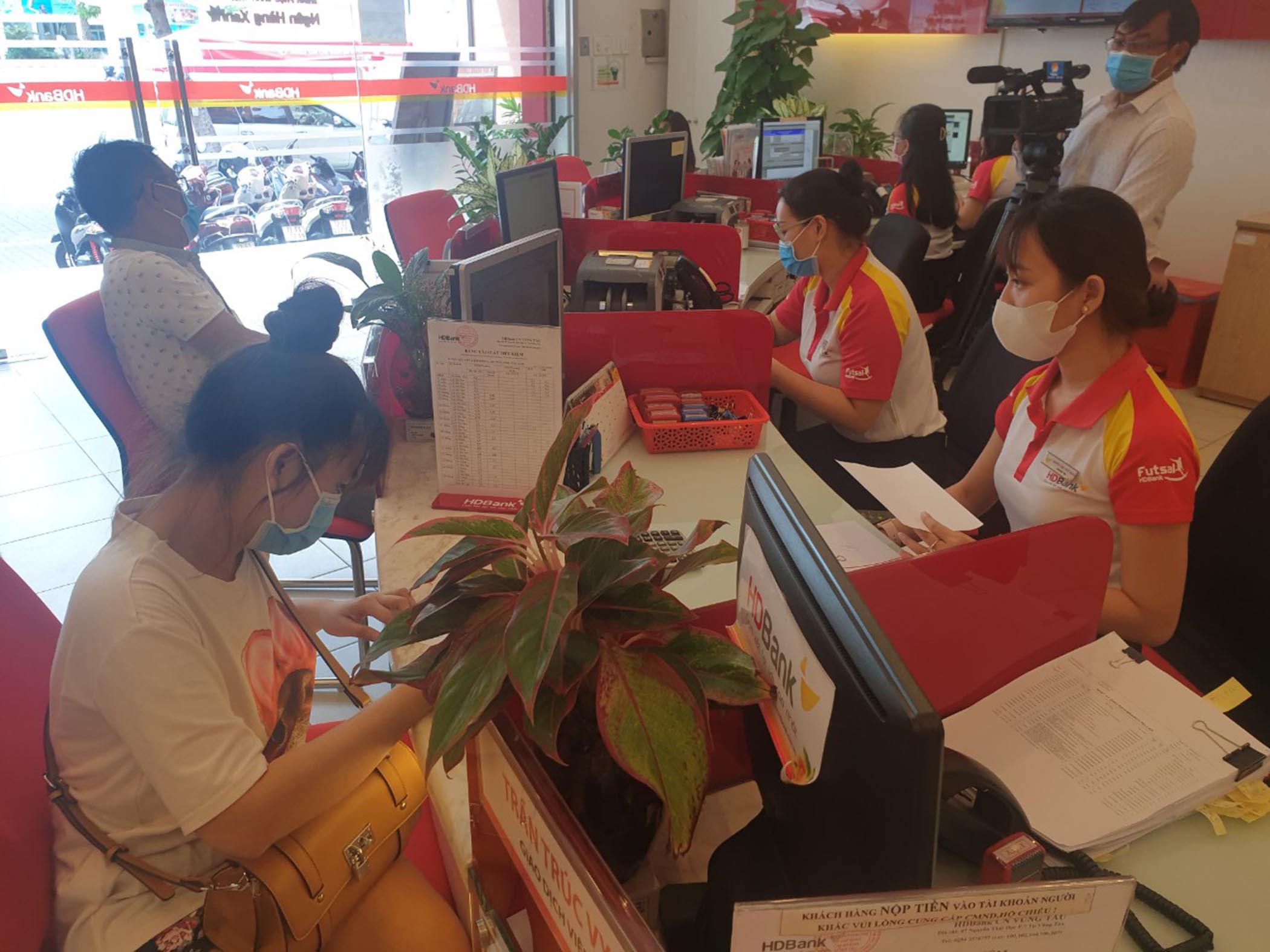 Khách hàng giao dịch tại HDBank Vũng Tàu.