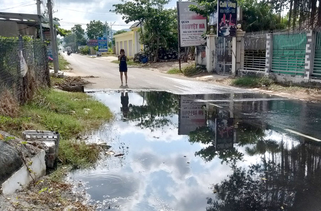 Nước ngập tràn nước đen hôi thối ra đường đoạn gần quán Nguyệt Hà (xã Phước Tỉnh).