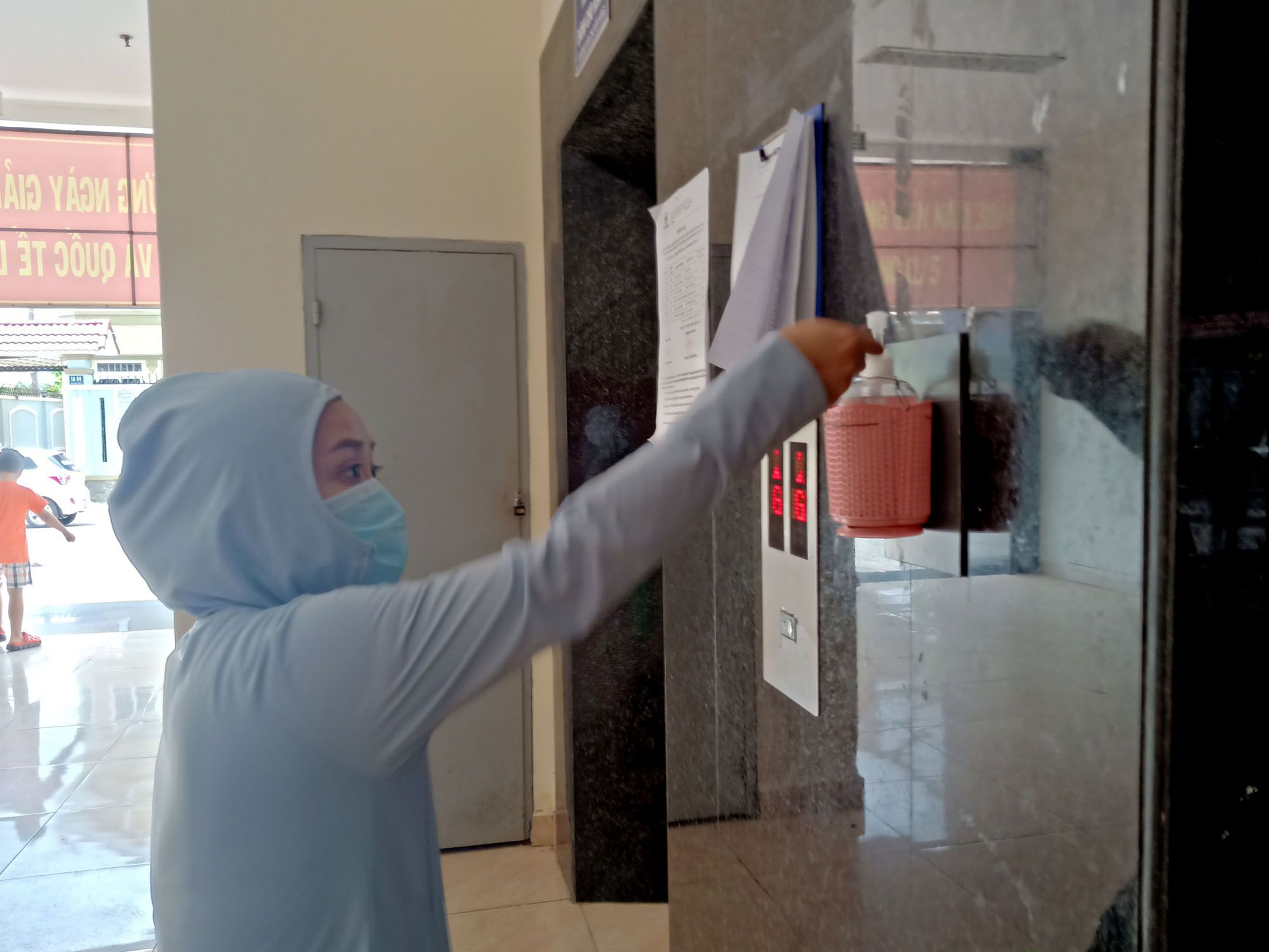 Người dân sống tại các chung cư ở TP.Vũng Tàu đều tuần thủ rửa tay sát khuẩn và đeo khẩu trang. Ảnh: ĐÔNG HIẾU