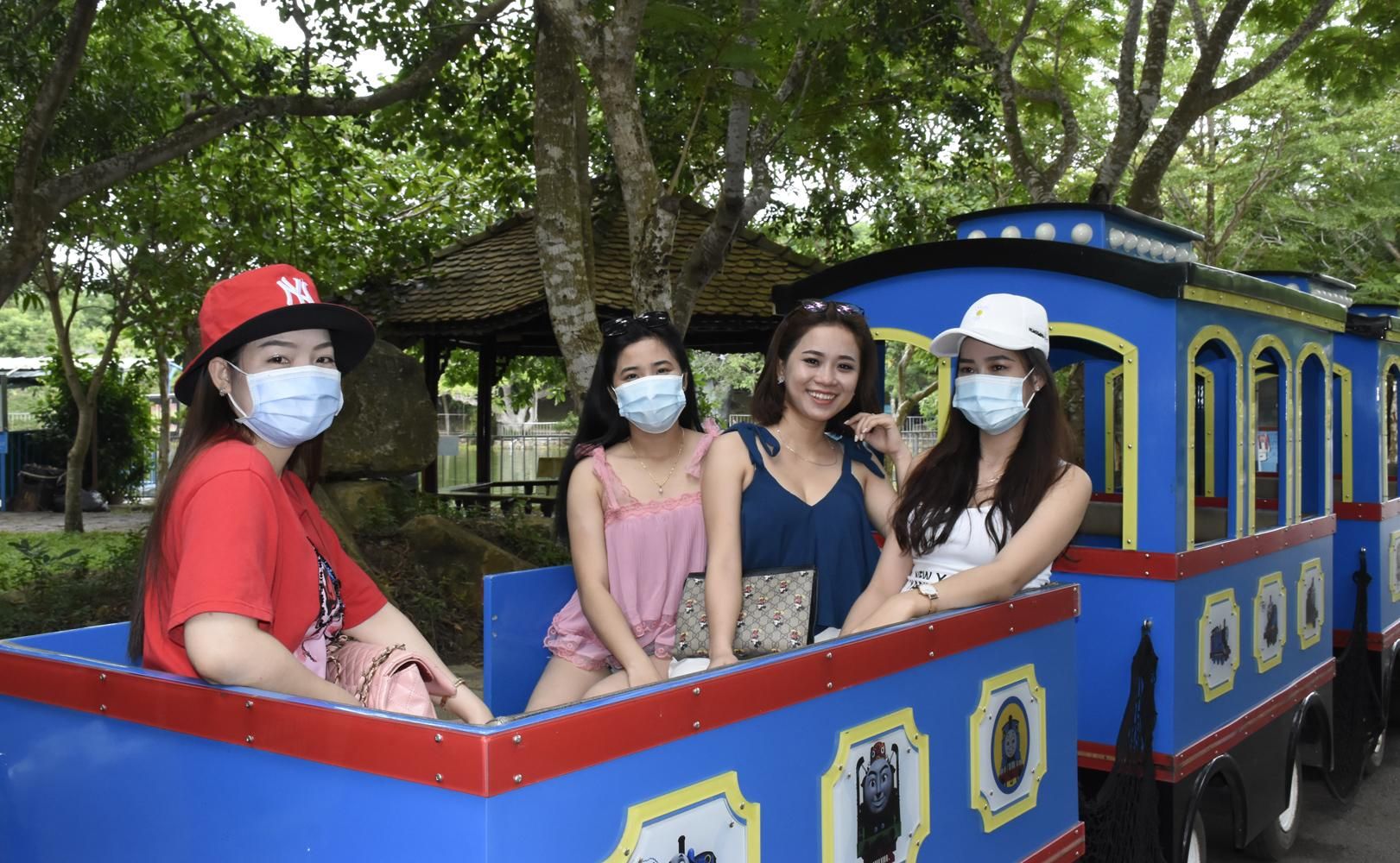 Du khách đến Hồ Mây Park trong tháng 8.