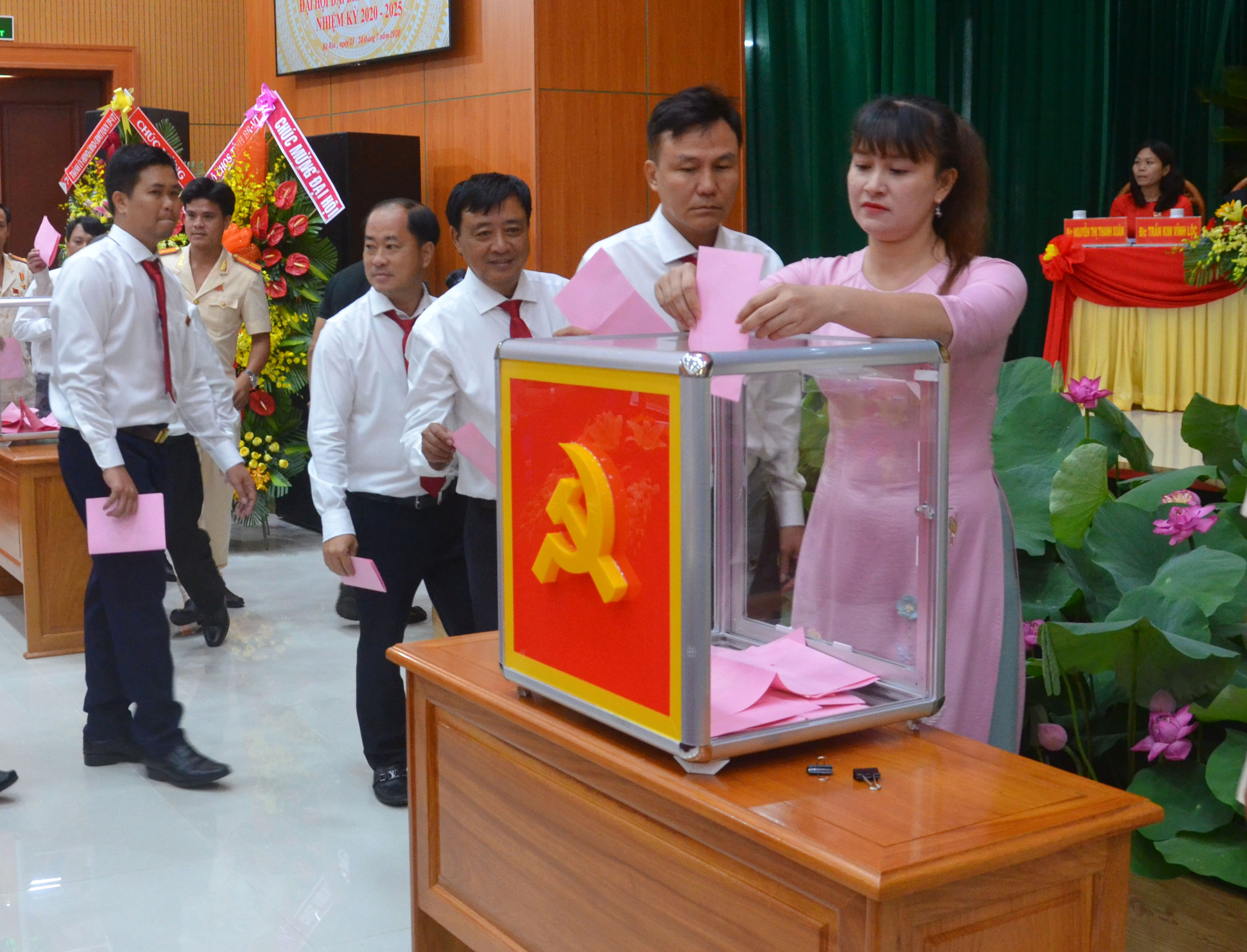 Kết quả bầu cử đại hội đảng bộ cấp huyện đúng với dự kiến cơ cấu, số phiếu tập trung.  Trong ảnh: Đại biểu bỏ phiếu bầu Ban Chấp hành Đảng bộ TP. Bà Rịa khóa VI, nhiệm kỳ 2020-2025.  Ảnh: NGUYỄN ĐỨC