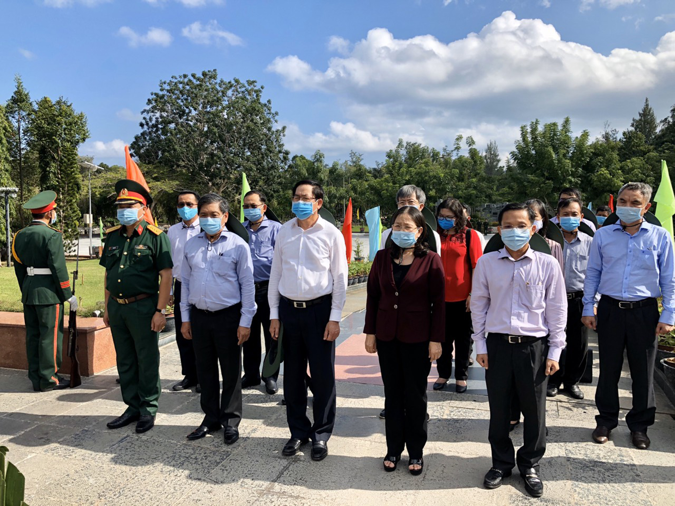 Ông Phạm Viết Thanh, Ủy viên Trung ương Đảng, Bí thư Tỉnh ủy cùng đoàn công tác của tỉnh và lãnh đạo huyện Côn Đảo viếng Nghĩa trang Hàng Keo và Nghĩa trang Hàng Dương, huyện Côn Đảo.
