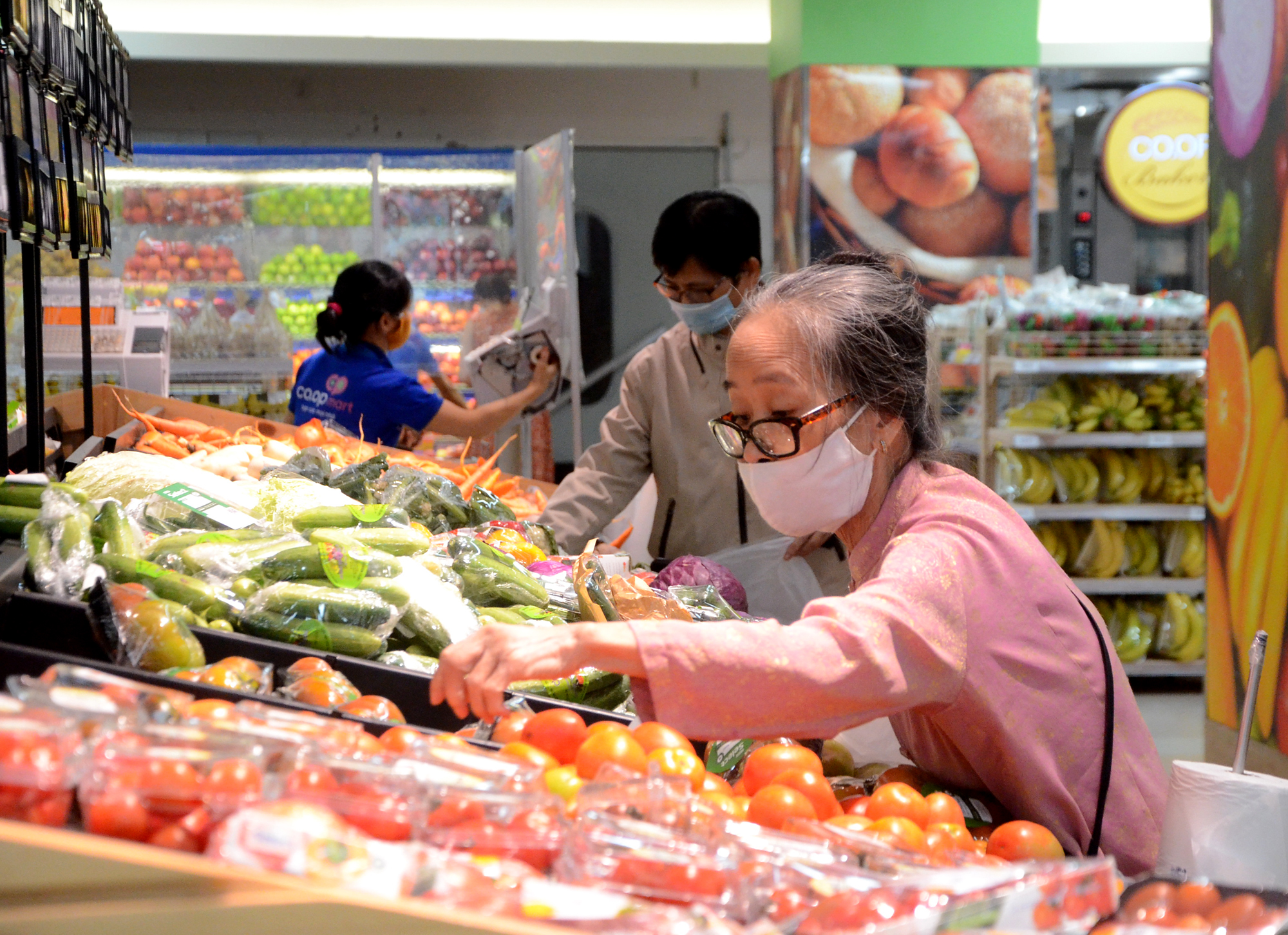 Khách hàng chọn mua rau, củ tại Co.op Mart  Vũng Tàu.