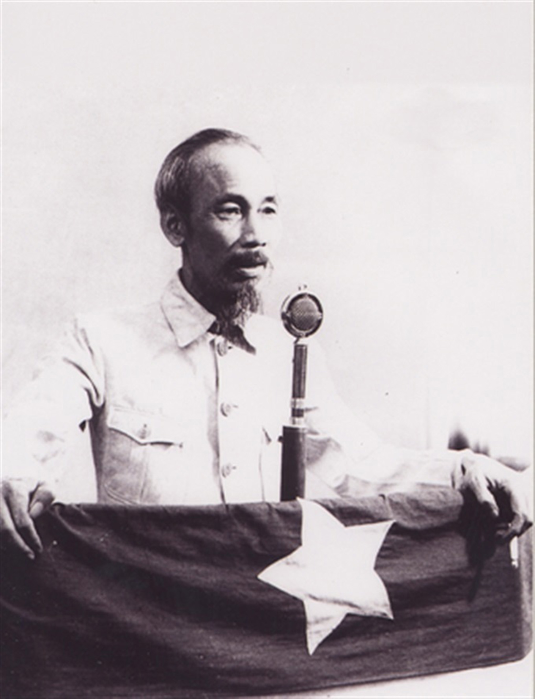 Chủ tịch Hồ Chí Minh đọc Tuyên ngôn Độc lập tại Quảng trường Ba Đình, Hà Nội ngày 2/9/1945. Ảnh tư liệu