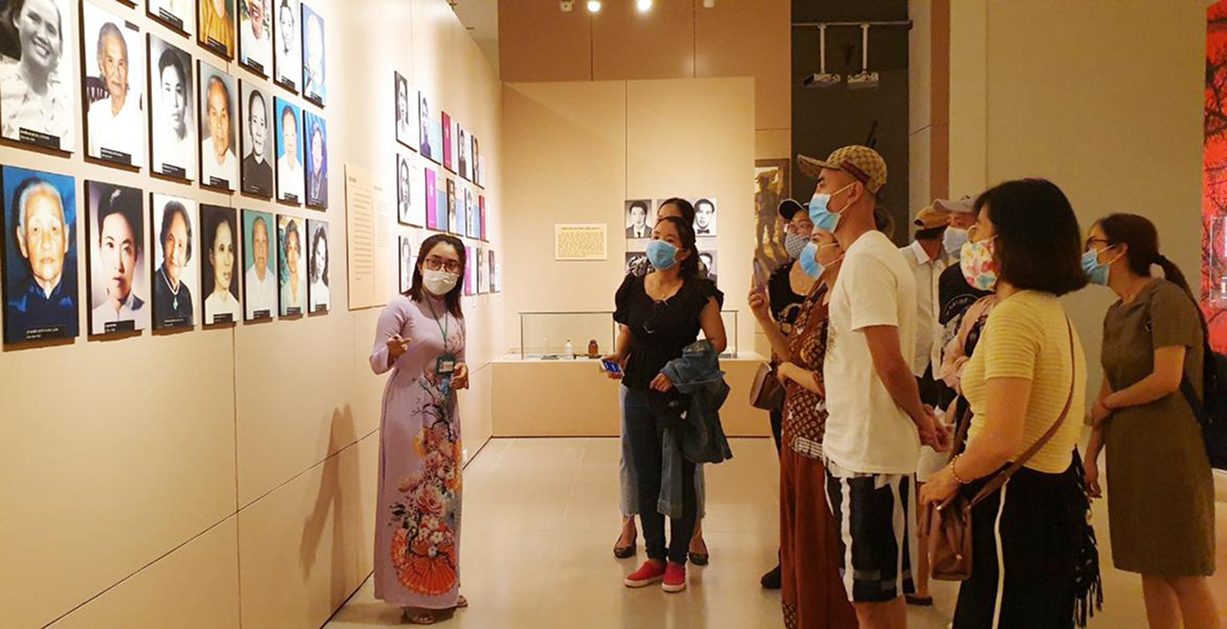 Du khách tham quan Bảo tàng Côn Đảo.