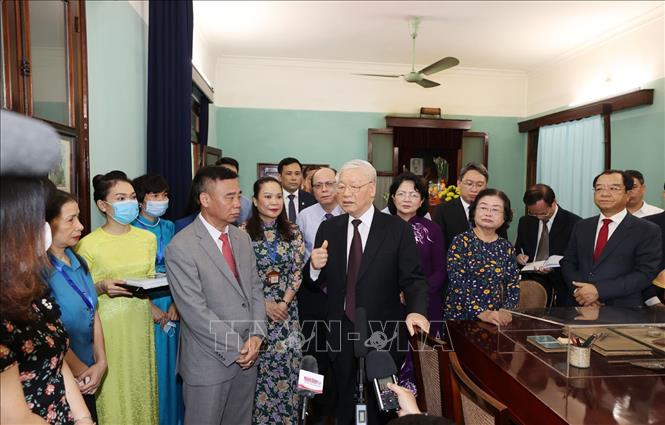 Tổng Bí thư, Chủ tịch nước Nguyễn Phú Trọng thăm nơi ở và làm việc của Chủ tịch Hồ Chí Minh.