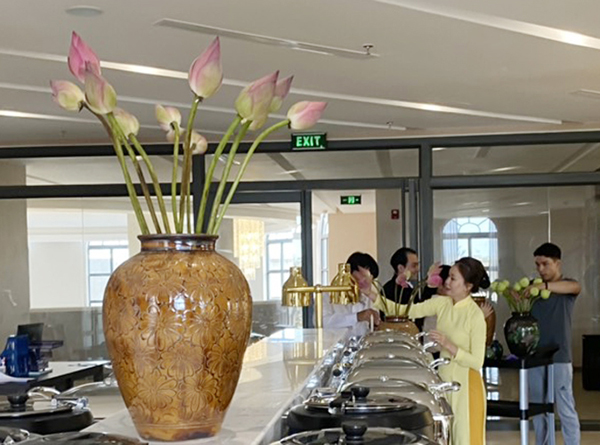 Nhân viên khách sạn The Cap trang trí không gian nhà hàng tổ chức buffet chay 