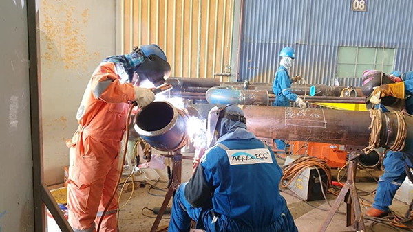 Sản xuất bình, bồn và các thiết bị công nghệ tại Công ty Alpha ECC (KCN Đông Xuyên).