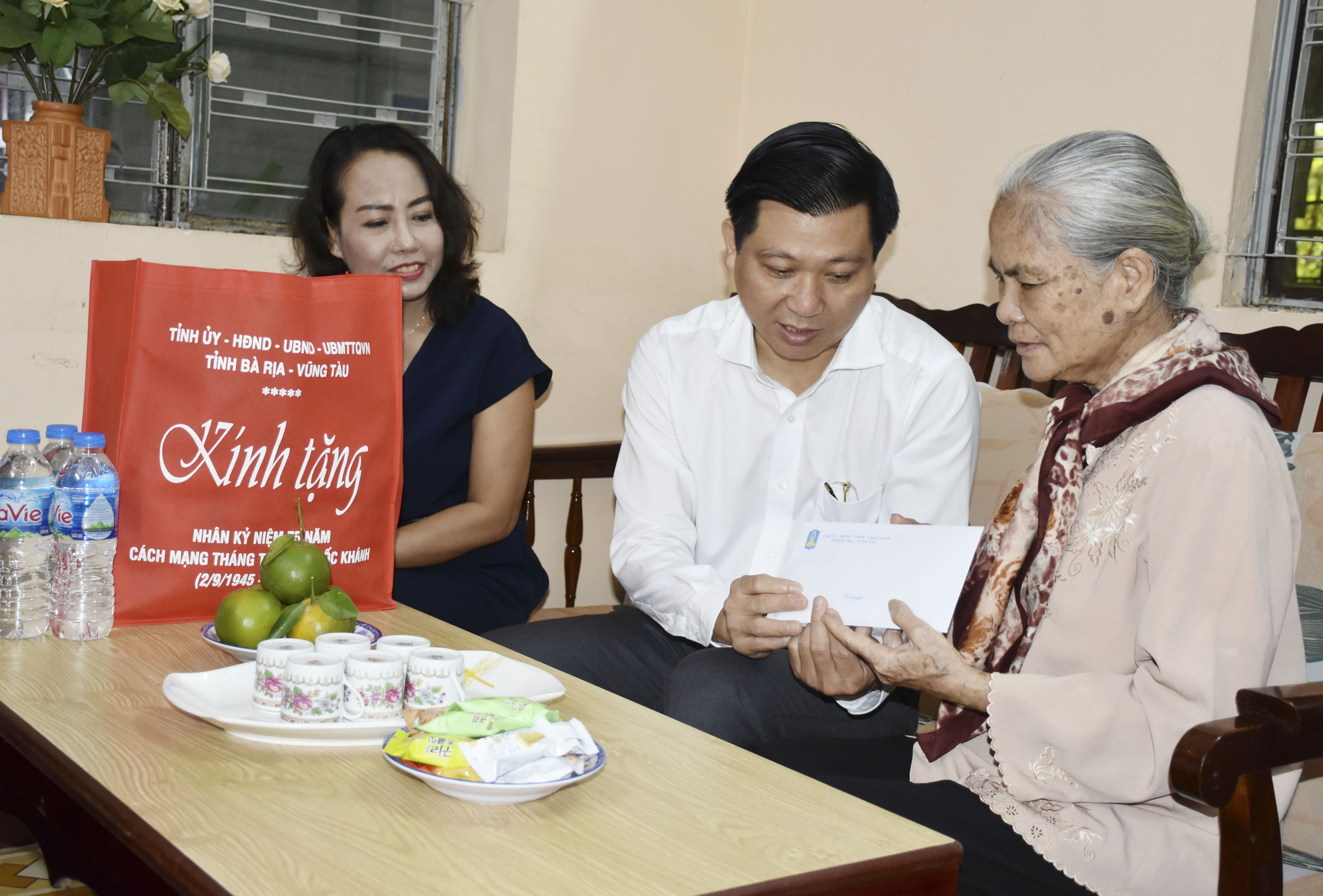 Ông Trần Văn Tuấn, Phó Chủ tịch UBND tỉnh thăm, tặng quà gia đình bà Nguyễn Thị Năm, thân nhân ông Đỗ Anh Minh, lão thành cách mạng (phường 9, TP. Vũng Tàu). Ảnh: TUYẾT MAI
