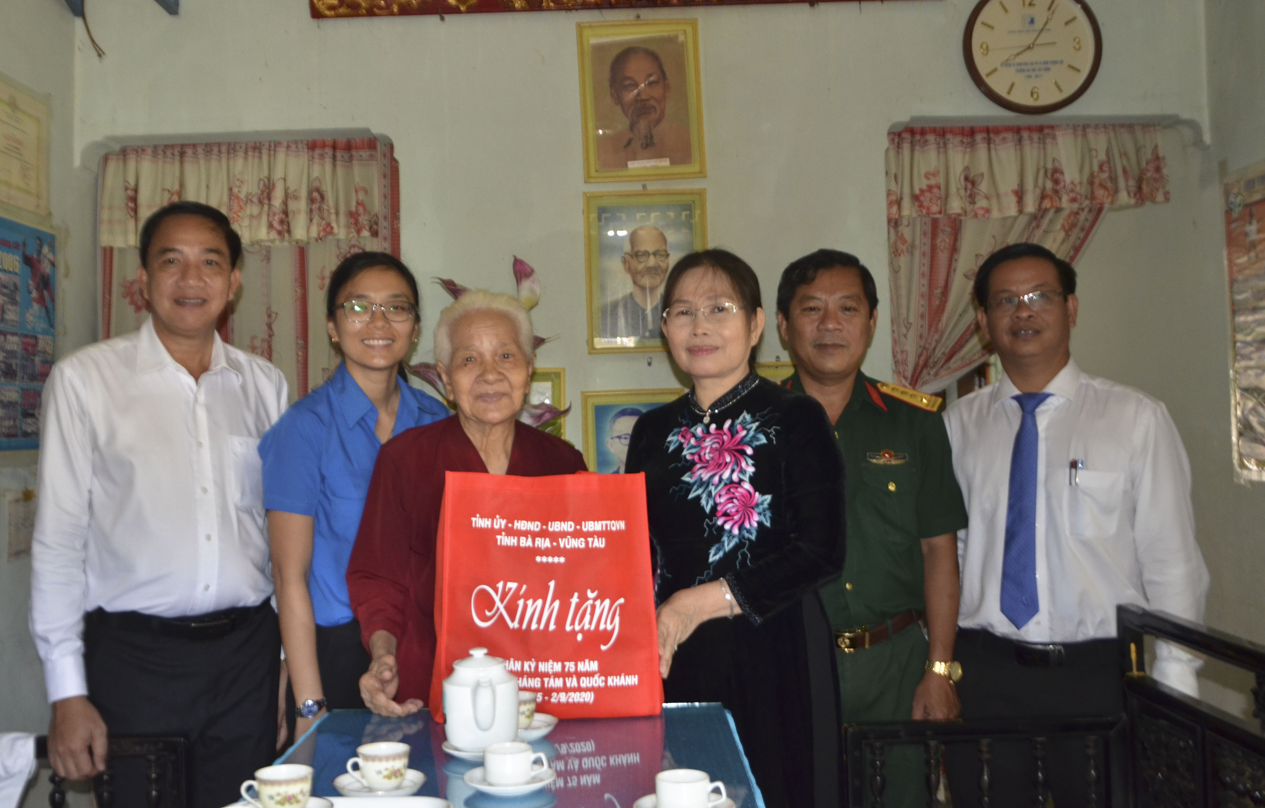 Bà Nguyễn Thị Yến, Phó Bí thư Thường trực Tỉnh ủy, Trưởng Đoàn ĐBQH tỉnh thăm và tặng quà bà Huỳnh Thị Tư, vợ ông Võ Văn Ấn, lão thành cách mạng (Phường Long Hương). Ảnh: DIỄM QUỲNH