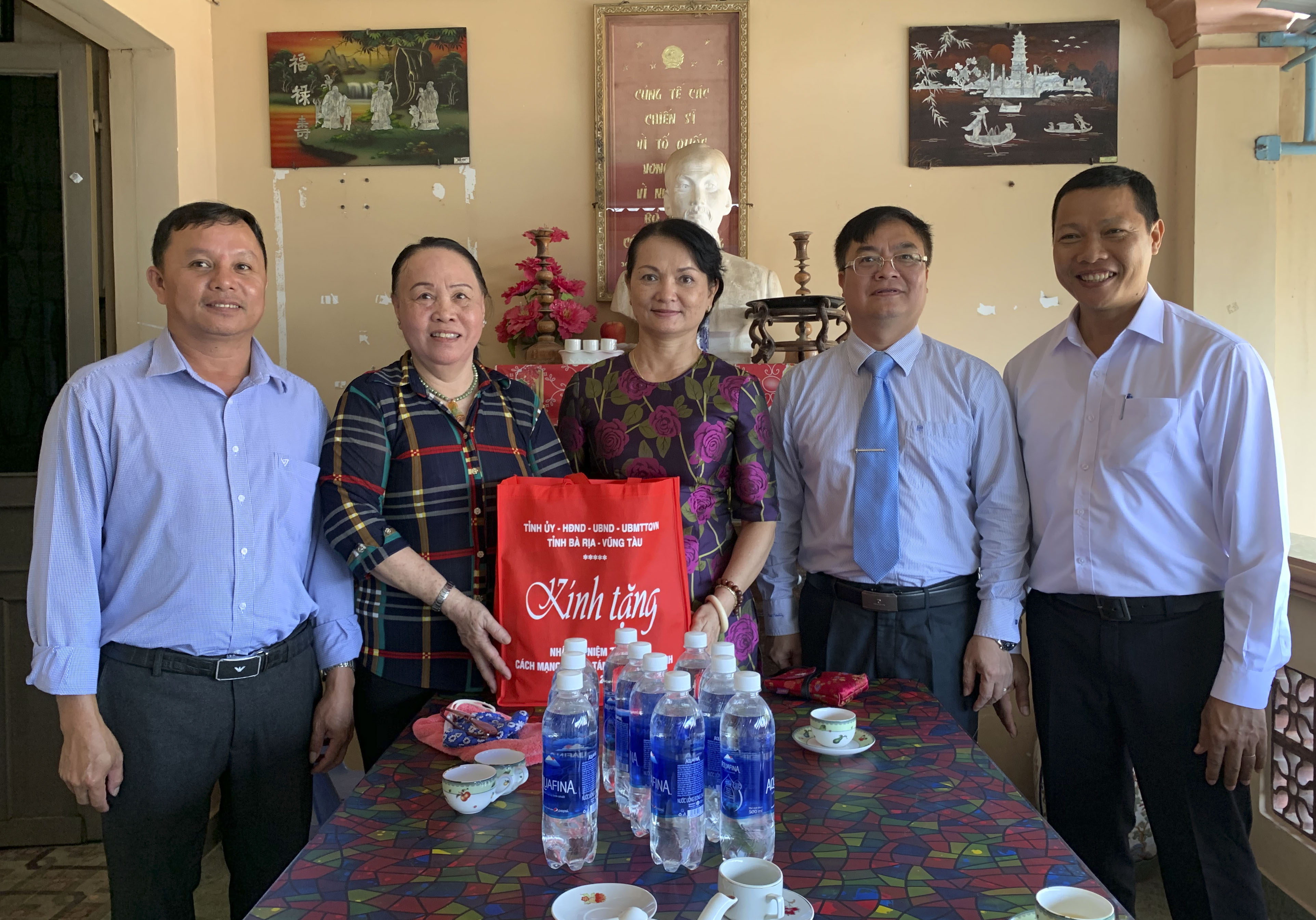 Bà Nguyễn Thị Hồng Nguyên, Phó Chủ tịch Hội LHPN tỉnh thăm hỏi, tặng quà gia đình ông Nguyễn Kim Hiền, cán bộ tiền khởi nghĩa (Phường Thắng Nhì, TP. Vũng Tàu).