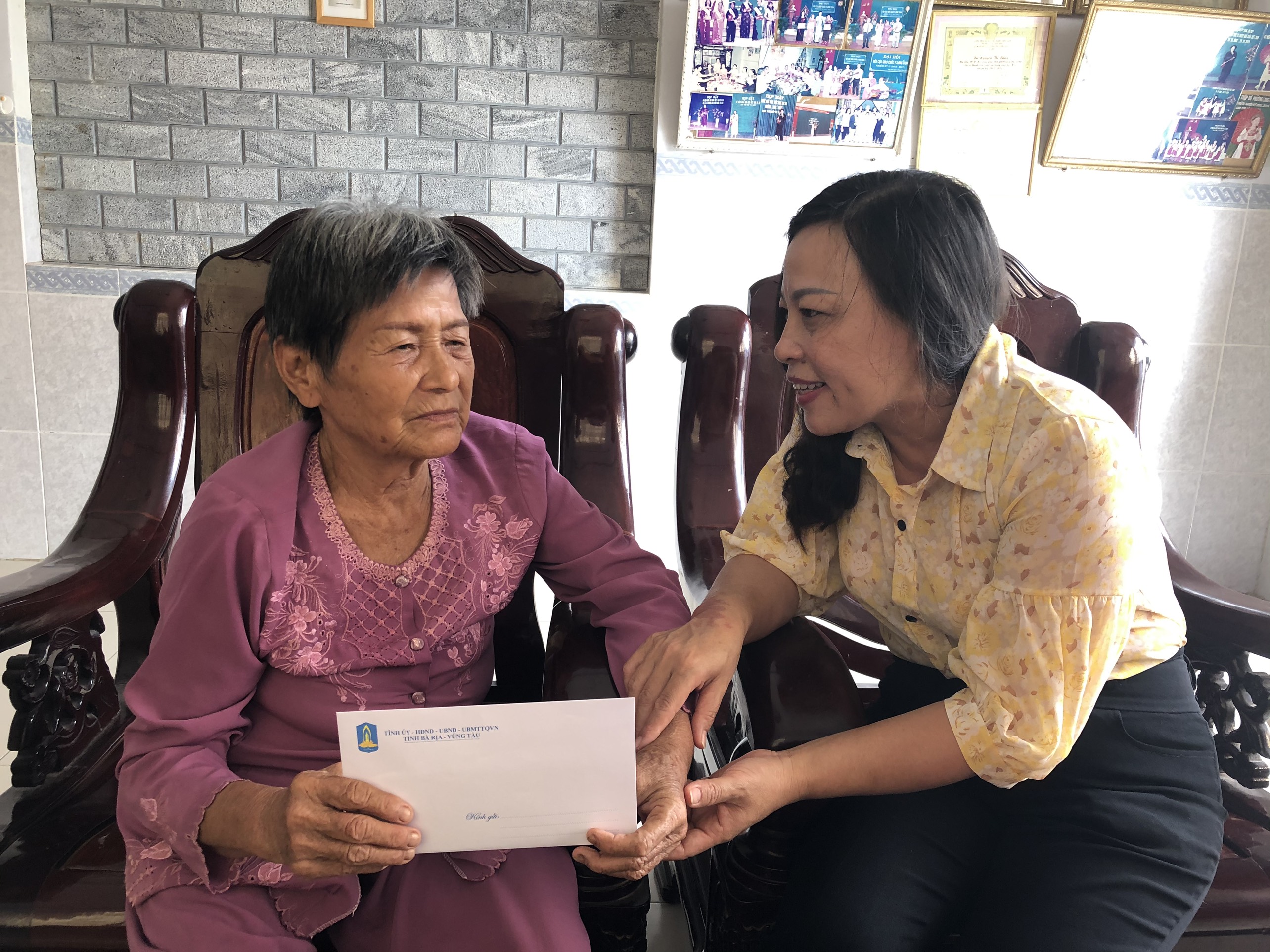 Bà Lê Thị Hoa, Phó Chủ tịch Hội LHPN tỉnh thăm, tặng quà gia đình bà Nguyễn Thị Bằng (Phường Long Toàn, TP.Bà Rịa). Ảnh: Trúc Giang