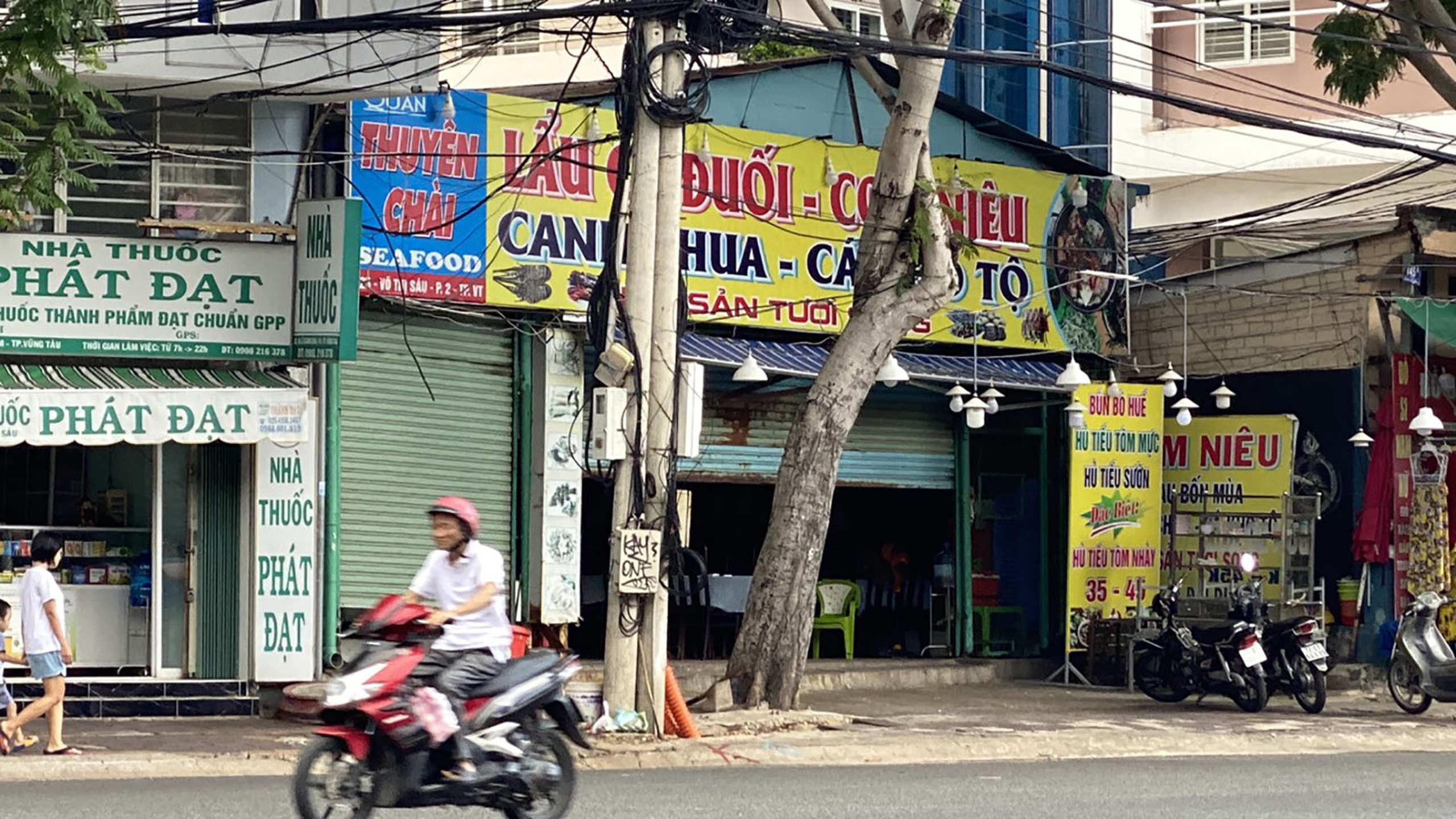 Quán Thuyền Chài (62B, Võ Thị Sáu, Phường Thắng Tam, TP. Vũng Tàu) đã bị yêu cầu ngừng hoạt động vì không có giấy phép kinh doanh.