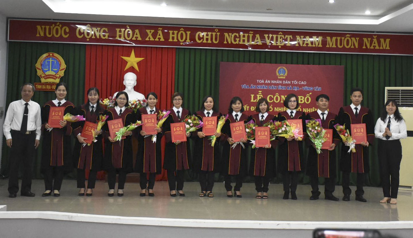 Ông Nguyễn Văn Hiến (bìa trái), Chánh án TAND tỉnh trao quyết định bổ nhiệm chức danh thẩm phán sơ cấp cho các thẩm phán thuộc TAND hai cấp.