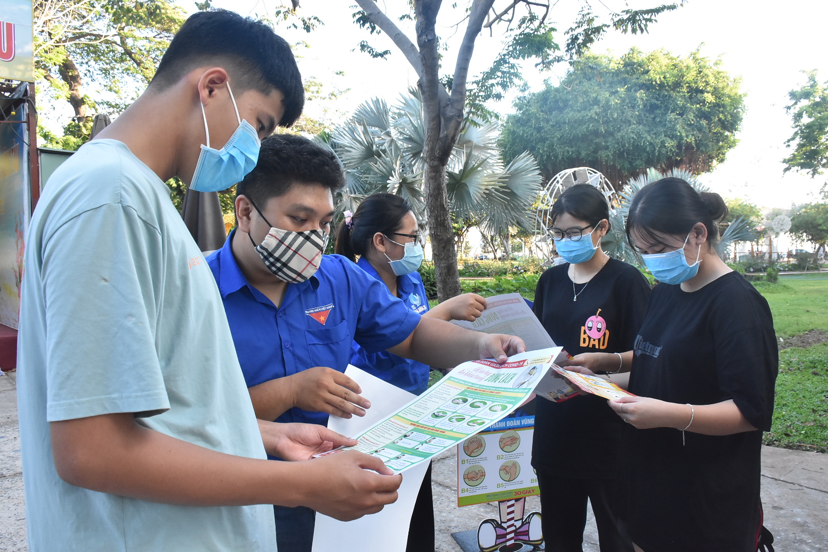 Các hoạt động không thiết yếu hoạt động trở lại, nhưng người dân không nên chủ quan, lơ là trong phòng, chống dịch COVID-19. Trong ảnh: ĐVTN Thành đoàn Vũng Tàu phát tờ rơi tuyên truyền phòng, chống dịch cho người dân. 