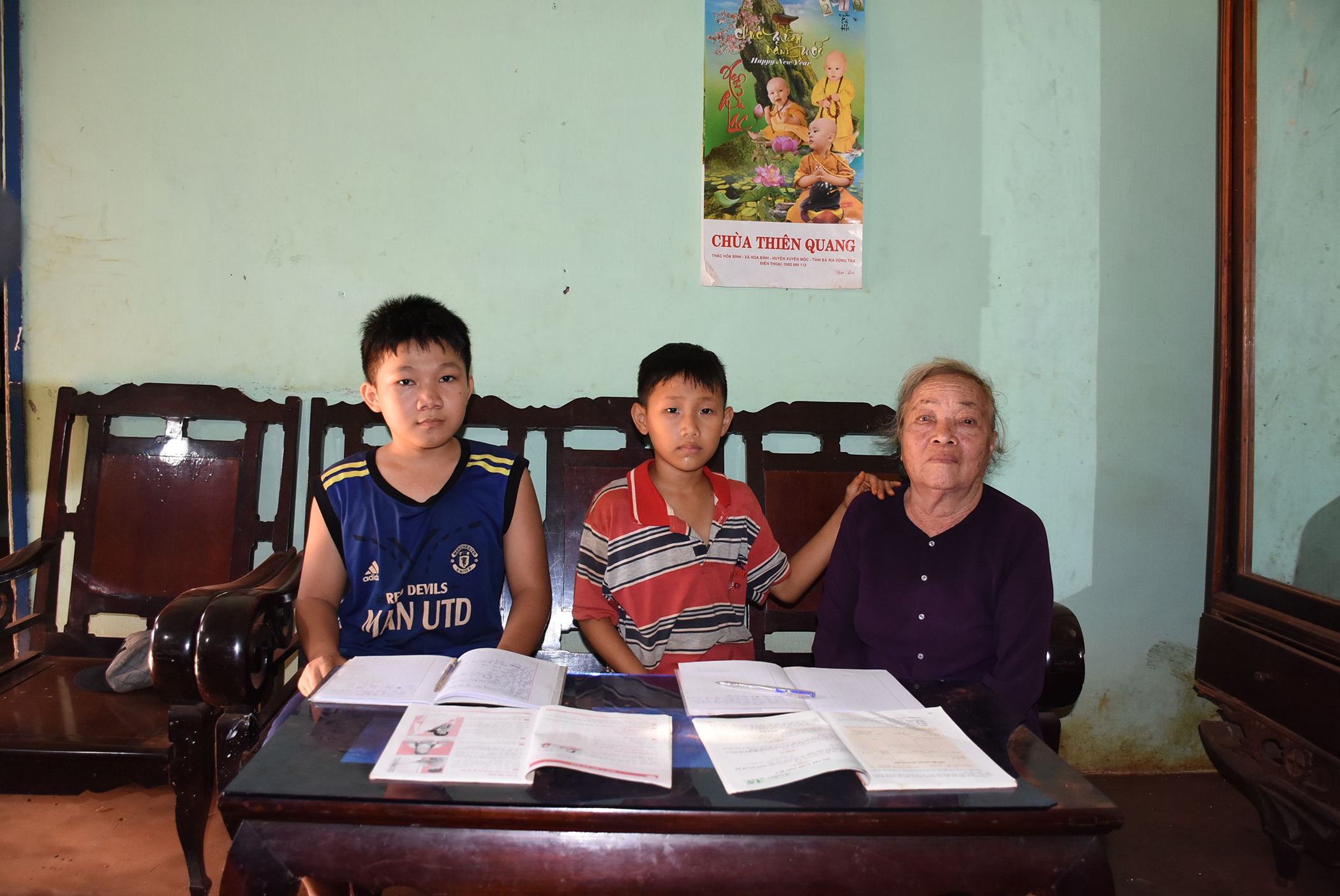Bà Văn Thị Miên cùng 2 cháu nội mồ côi.