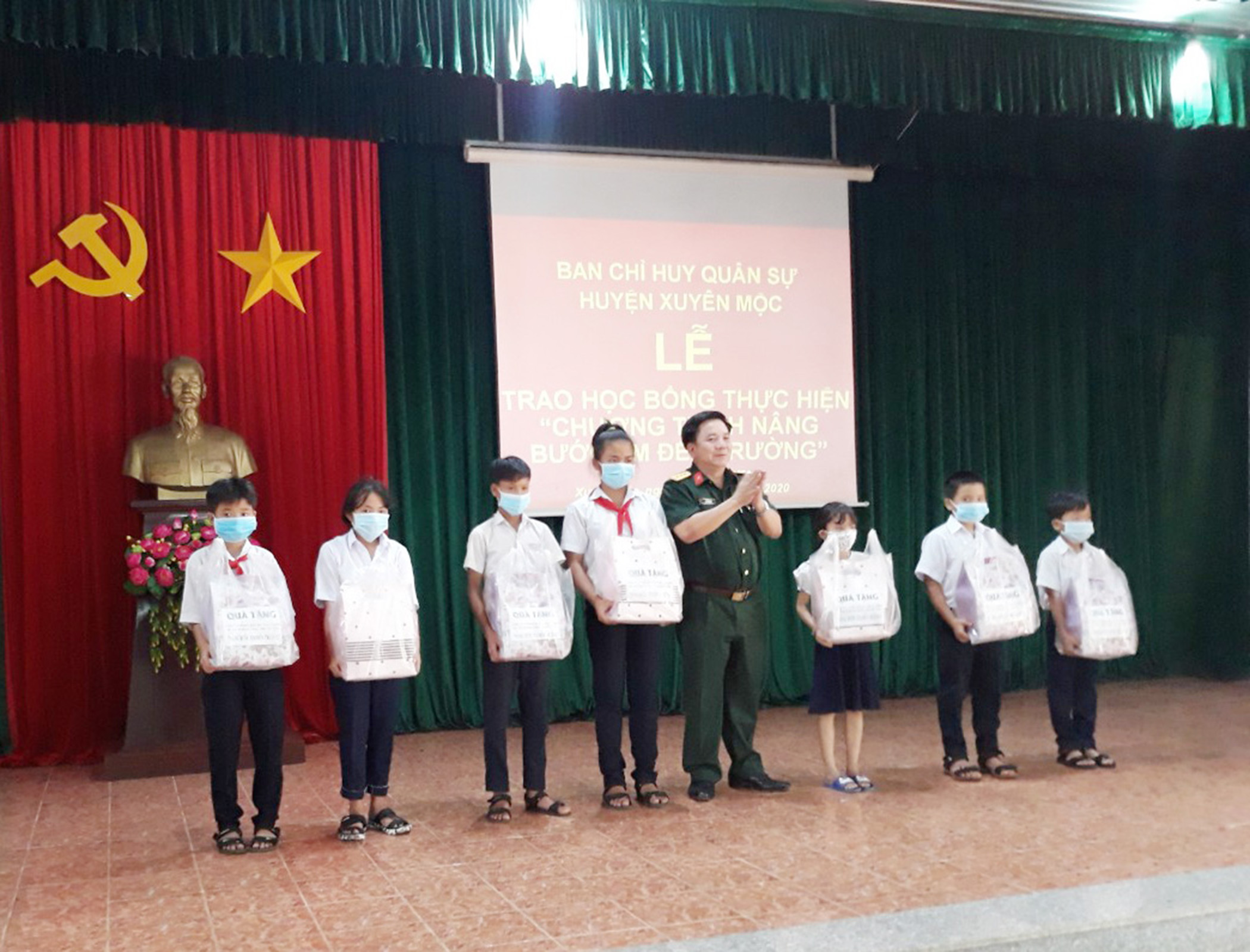 Thượng tá Lê Tiến Phúc, Chính trị viên Ban CHQS huyện Xuyên Mộc trao quà cho HS nghèo hiếu học trên địa bàn huyện.