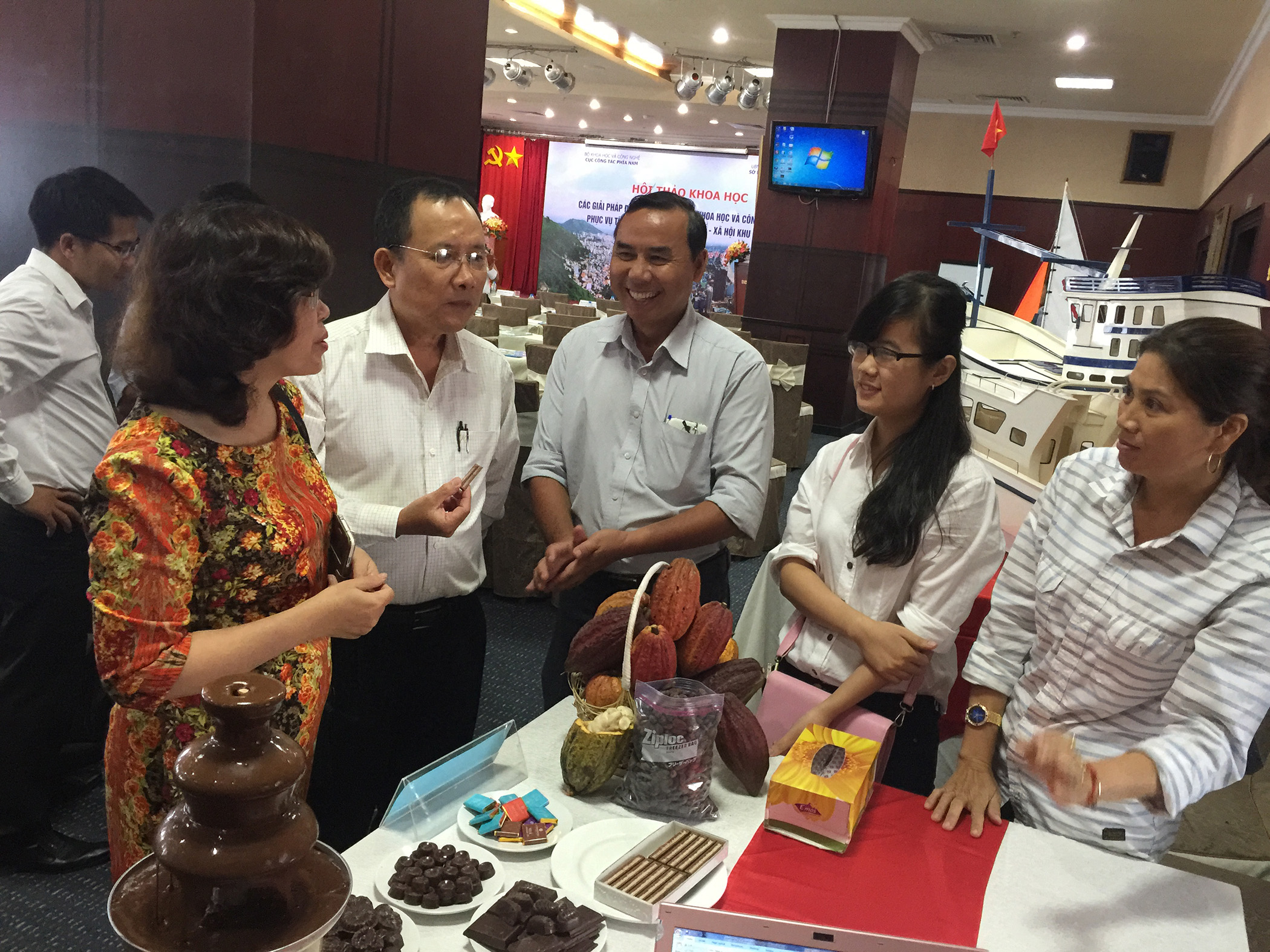 Công ty CP Ca cao Thành Đạt (huyện Châu Đức) giới thiệu sản phẩm ca cao được sản xuất bằng quy trình, công nghệ do công ty tự nghiên cứu tại khách sạn DIC. 
