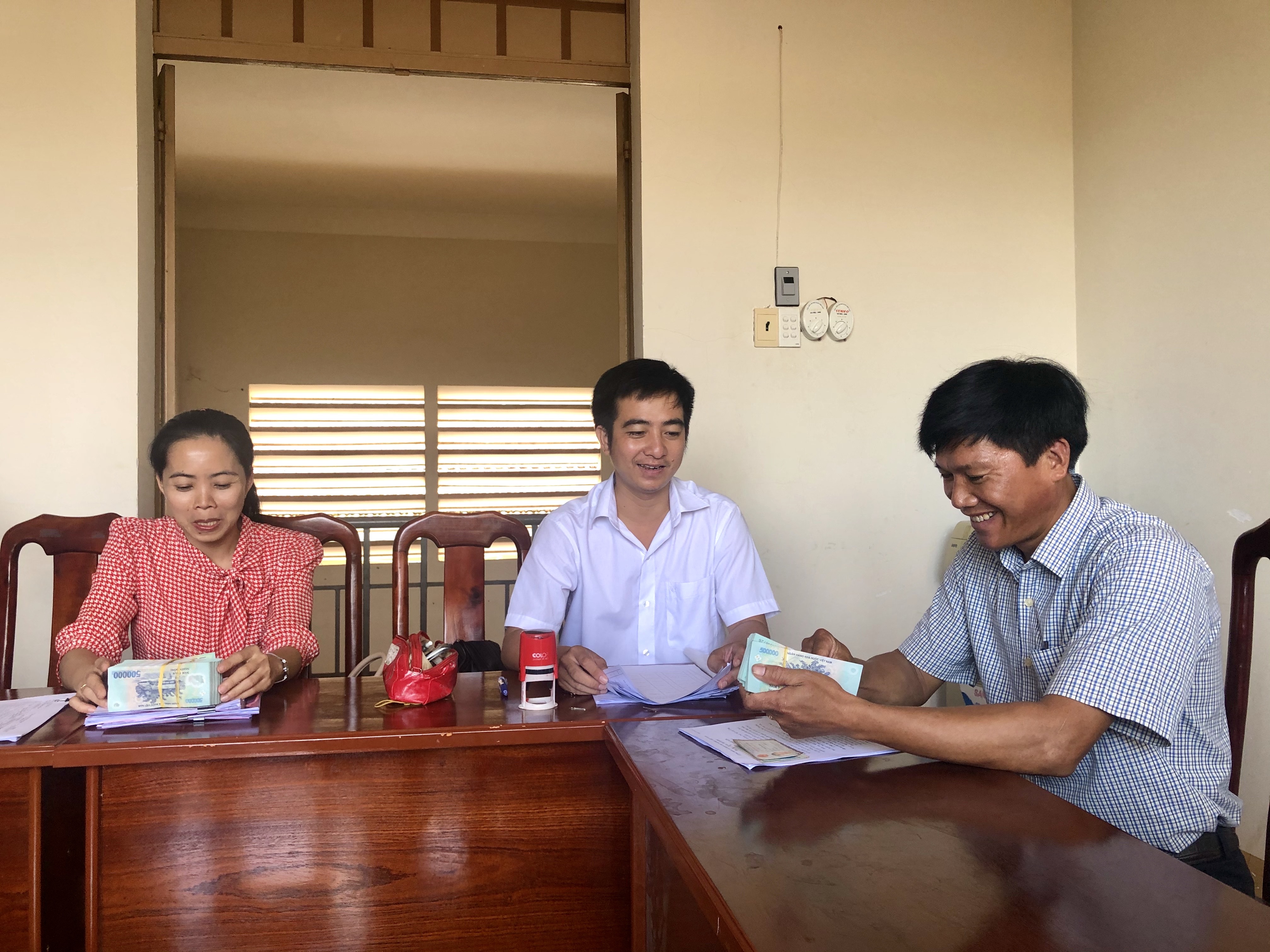 Ban điều hành Quỹ Hỗ trợ nông dân giải ngân số tiền 100 triệu đồng cho hộ ông Phạm Tiến Huynh (thôn 1, xã Suối Rao, huyện Châu Đức).