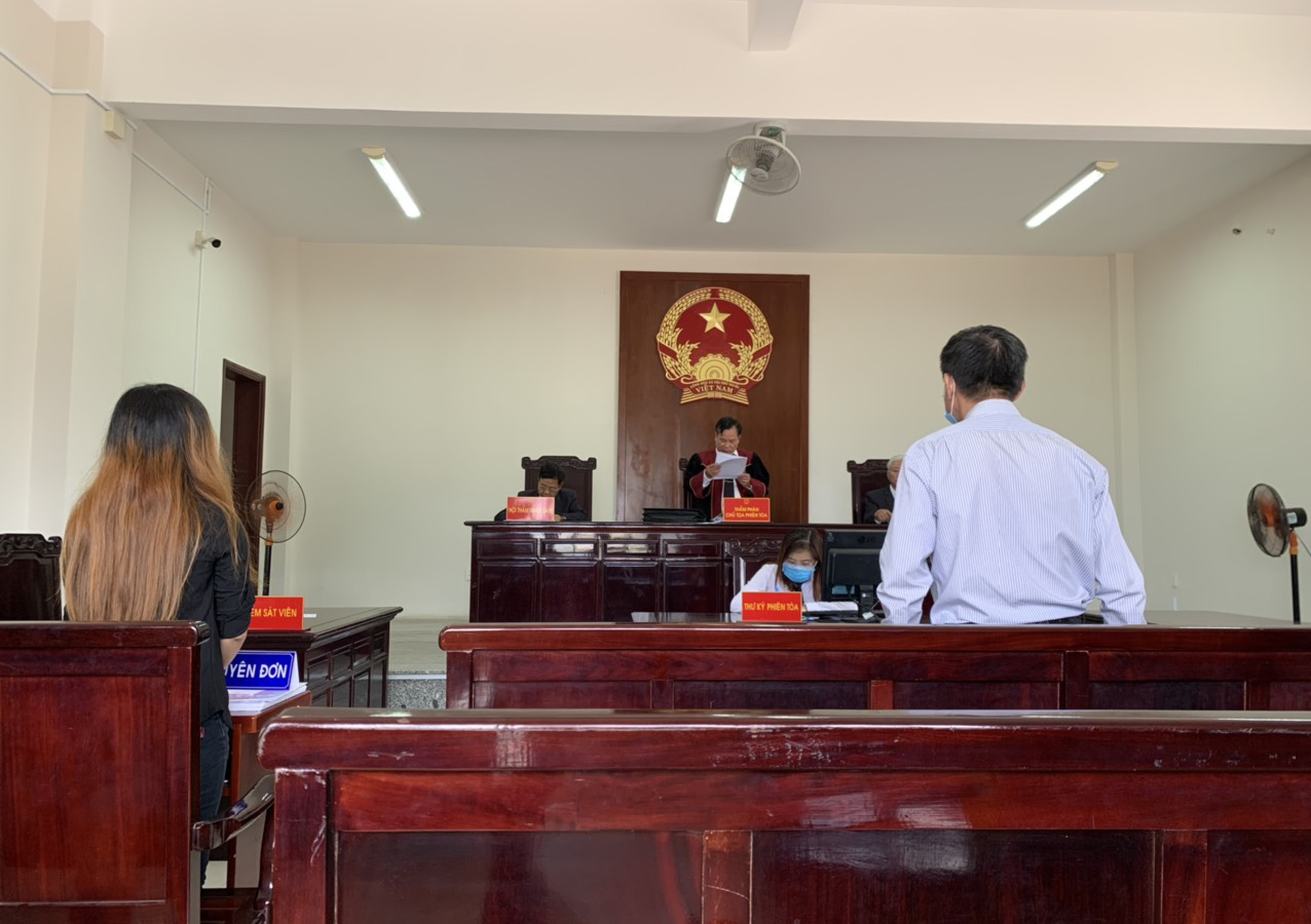 Đại diện nguyên đơn là bà L.H.T (bìa trái) và đại diện bị đơn là Bệnh viện Lê Lợi có mặt tại phiên tòa ngày 28/8 vừa qua.