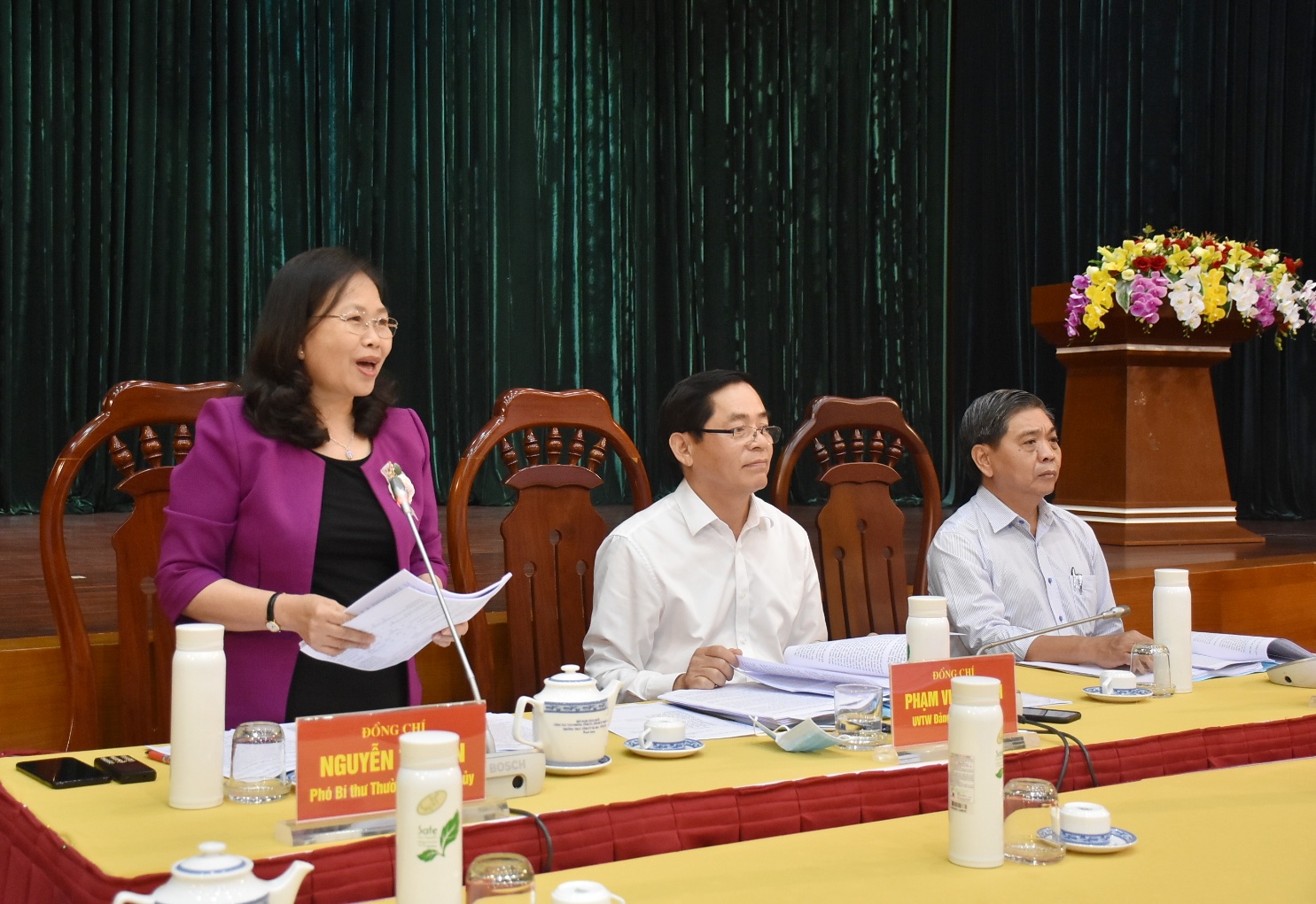 Bà Nguyễn Thị Yến, Phó Bí thư Thường trực Tỉnh ủy, Trưởng Đoàn ĐBQH tỉnh phát biểu tại hội nghị.