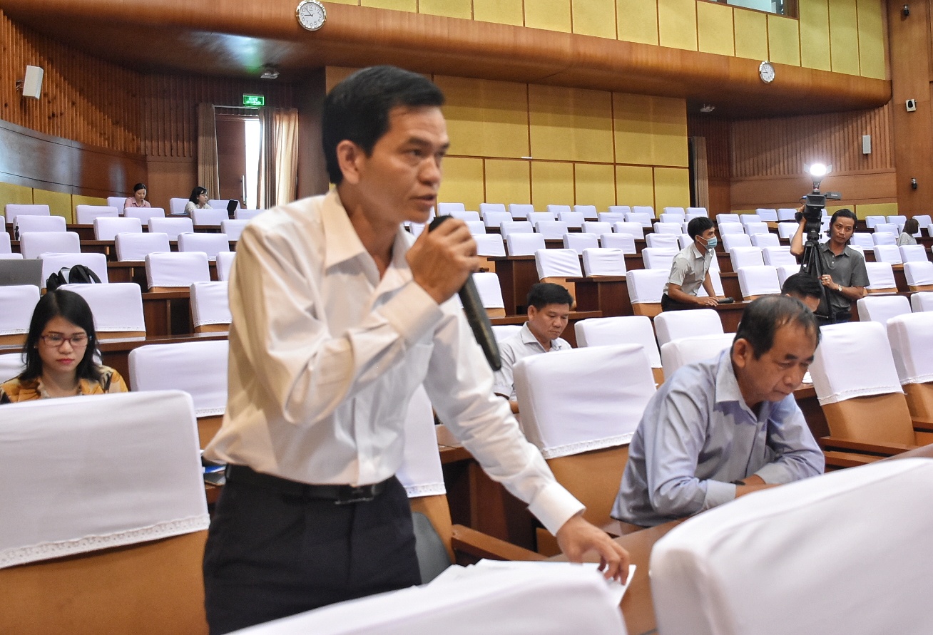 Ông Dương Trọng Hiếu, Bí thư Huyện ủy Xuyên Mộc đề nghị xác định rõ hơn nhiệm vụ trọng tâm, trọng điểm trong Chương trình hành động để hoàn thành các chỉ tiêu mà Nghị quyết Đại hội đại biểu Đảng bộ tỉnh lần thứ VII đề ra.