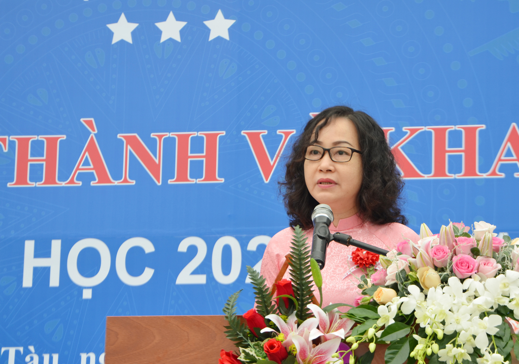 Bà Trần Thị Ngọc Châu, Giám đốc Sở GD-ĐT đọc Quyết định thành lập Trường THPT Nguyễn Khuyến.