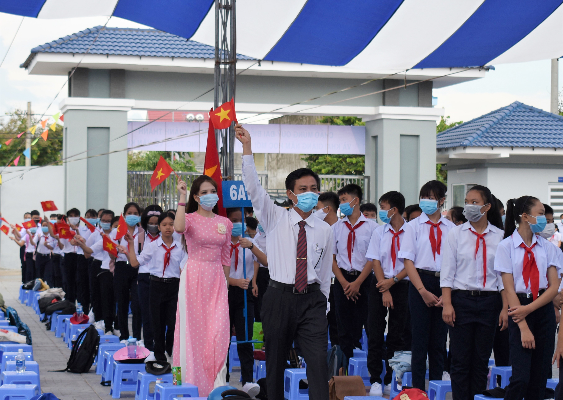 Thầy Phạm Mạnh Cương, Hiệu trưởng Trường THCS Võ Văn Kiệt cùng giáo viên chủ nhiệm thực hiện nghi thức đón HS đầu cấp.