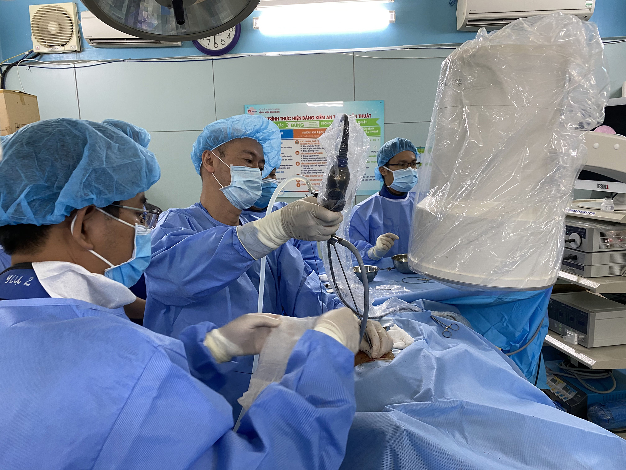 Một ca phẫu thuật tán sỏi thận qua da cho trẻ em tại Bệnh viện Bình Dân.