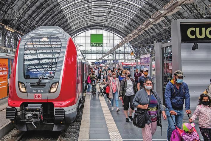 Người dân đeo khẩu trang phòng lây nhiễm COVID-19 tại nhà ga tàu hỏa ở Frankfurt, Đức.