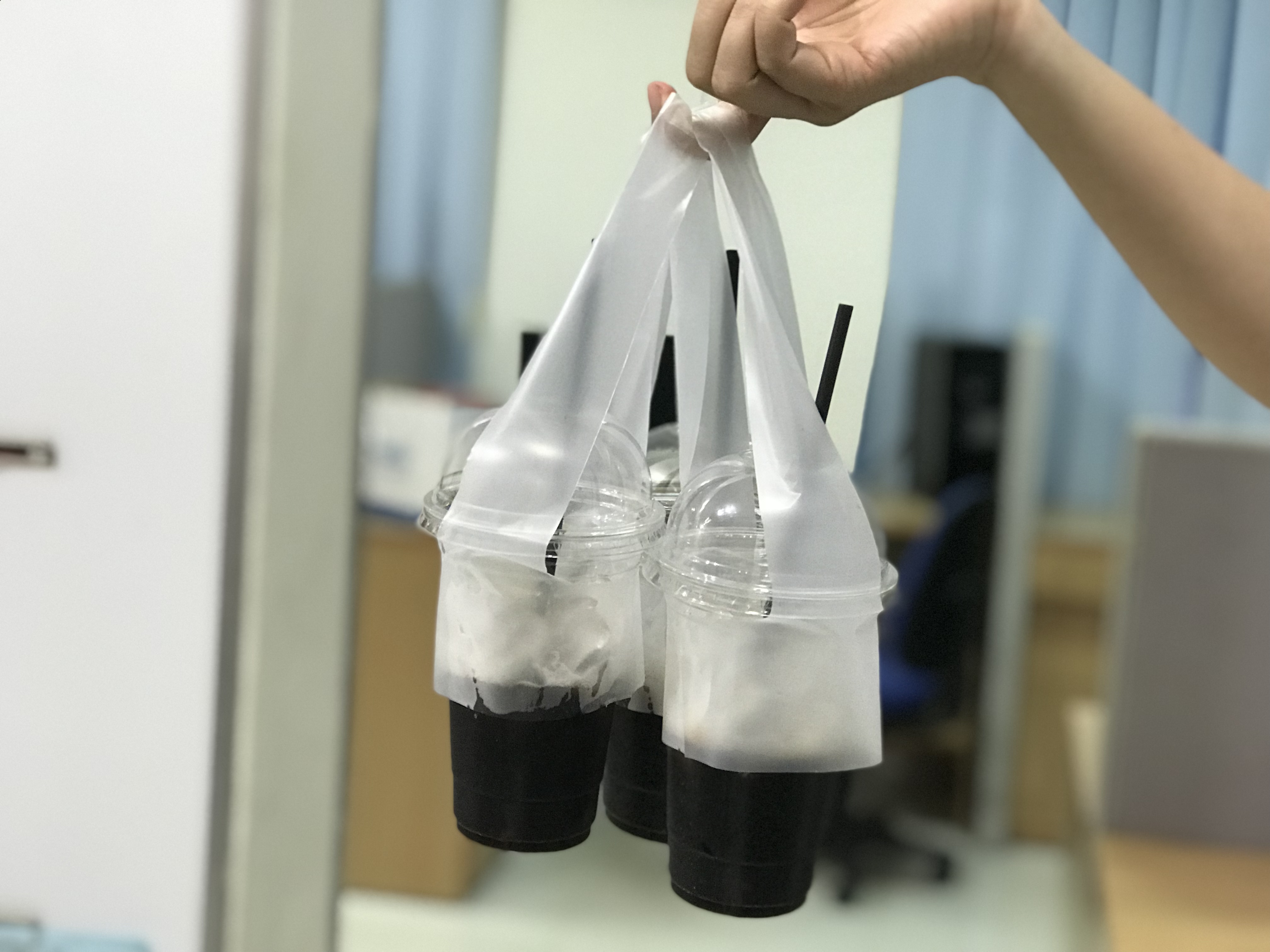 Ly nhựa đựng cà phê cho khách mua mang đi là hình ảnh phổ biến hiện nay.