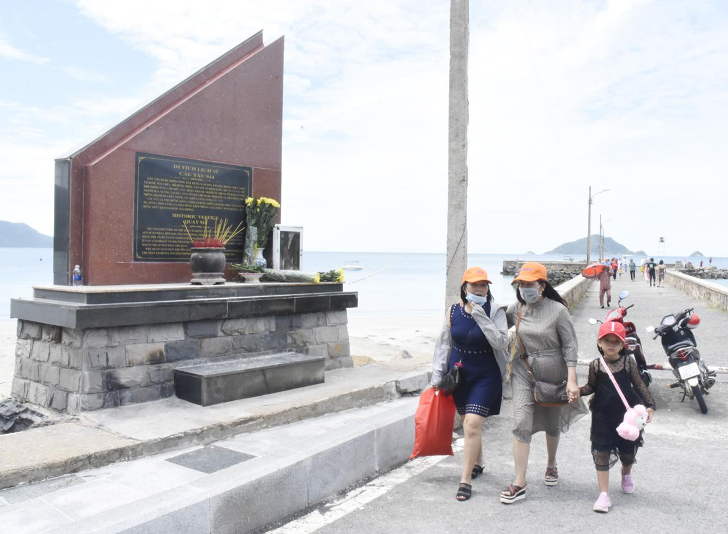 Côn Đảo là điểm đến được các DN lữ hành khai thác tour những tháng cuối năm. Trong ảnh: Du khách tham quan Cầu tàu 914. 