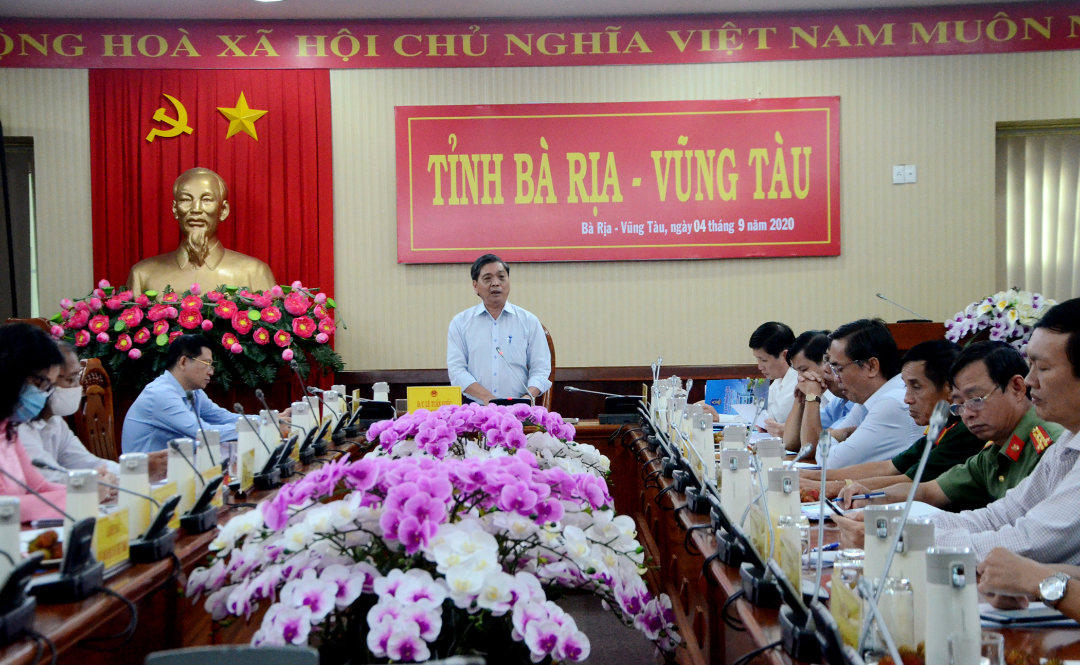 Ông Lê Tuấn Quốc, Phó Chủ tịch UBND tỉnh chủ trì buổi họp trực tuyến thường kỳ tháng 8/2020 với các sở, ngành, địa phương trong tỉnh.